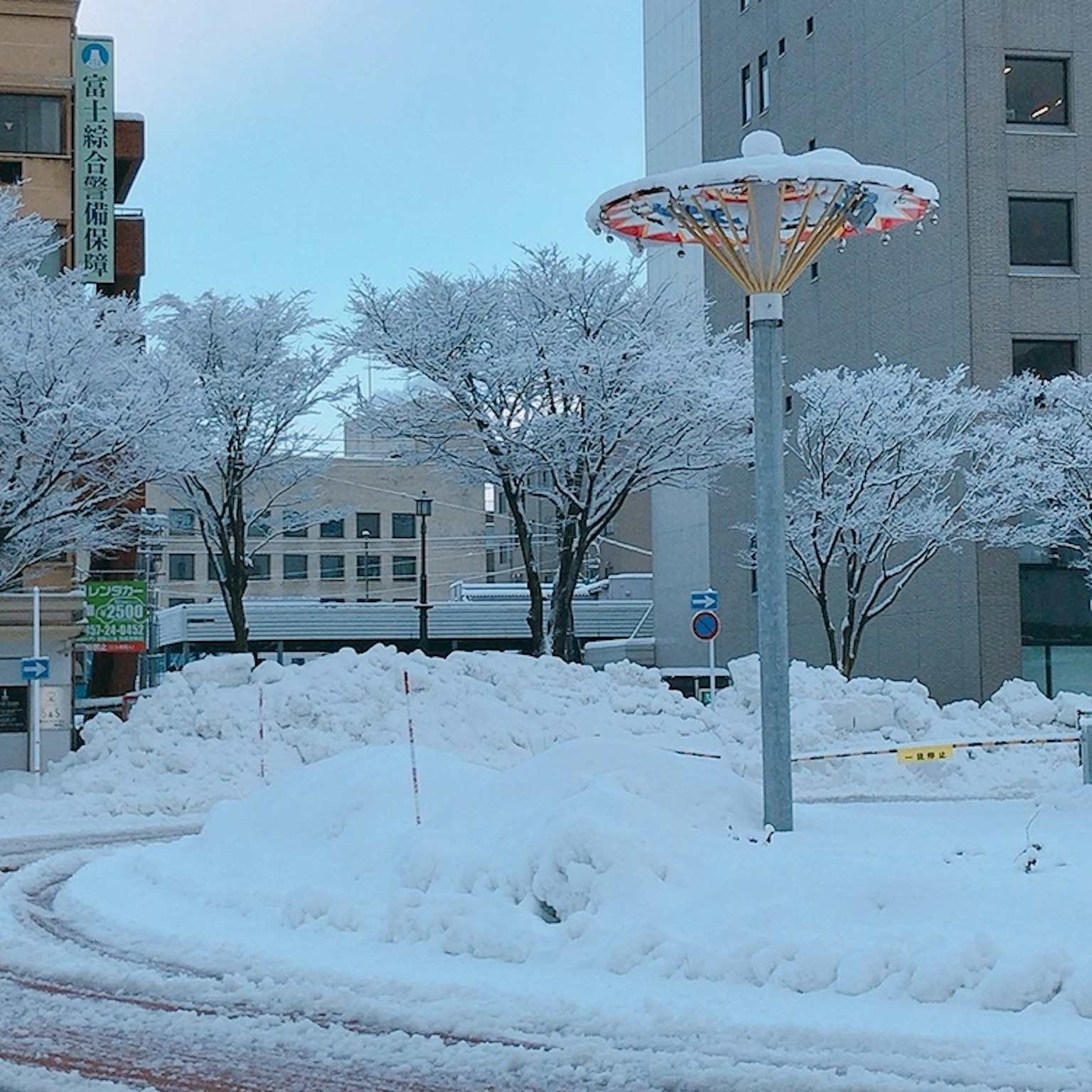 Scena urbana coperta di neve con alberi bianchi