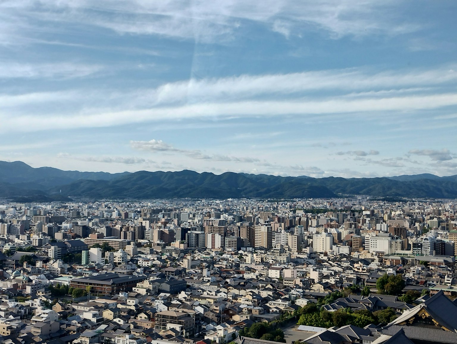 Panorama della città di Kyoto con cielo blu esteso