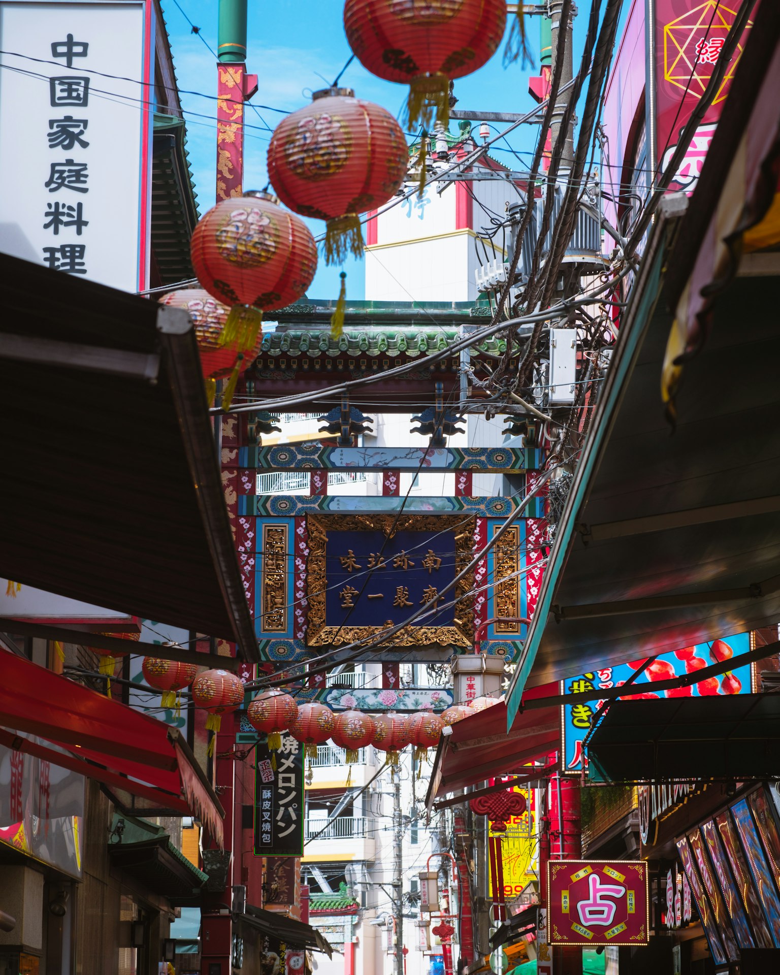 Lebhafte Straße in Chinatown mit hängenden roten Laternen und bunten Schildern