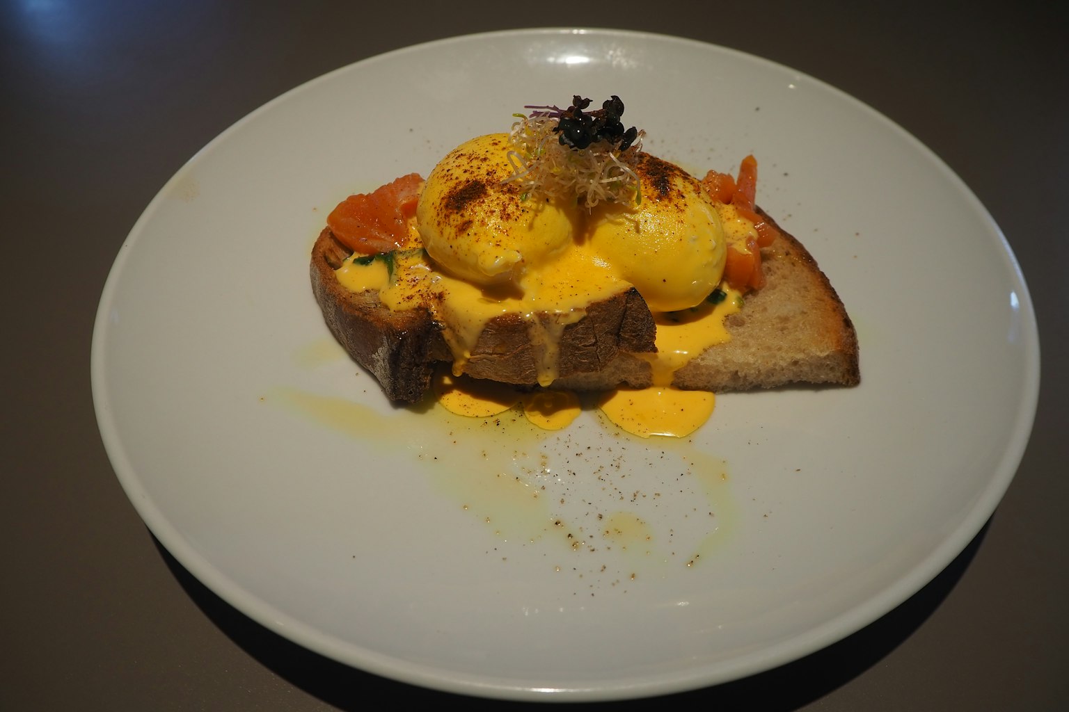 Toast con uova in camicia e salsa cremosa