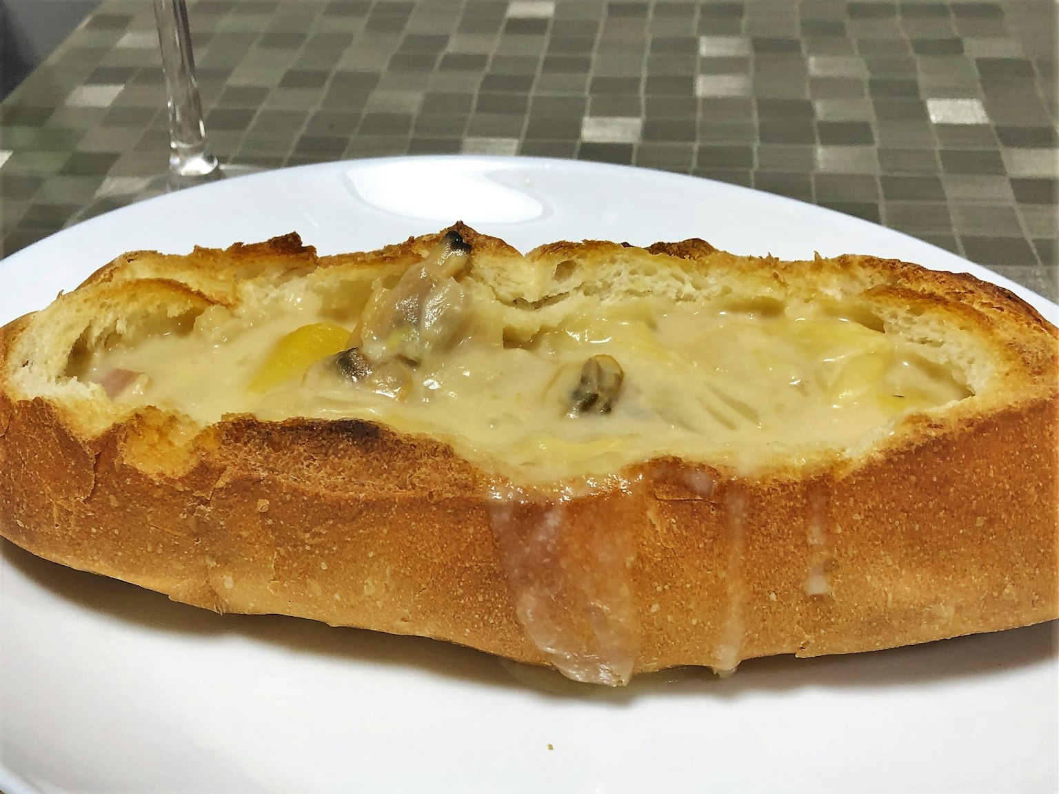 구운 빵 위에 녹인 치즈가 얹혀진 요리
