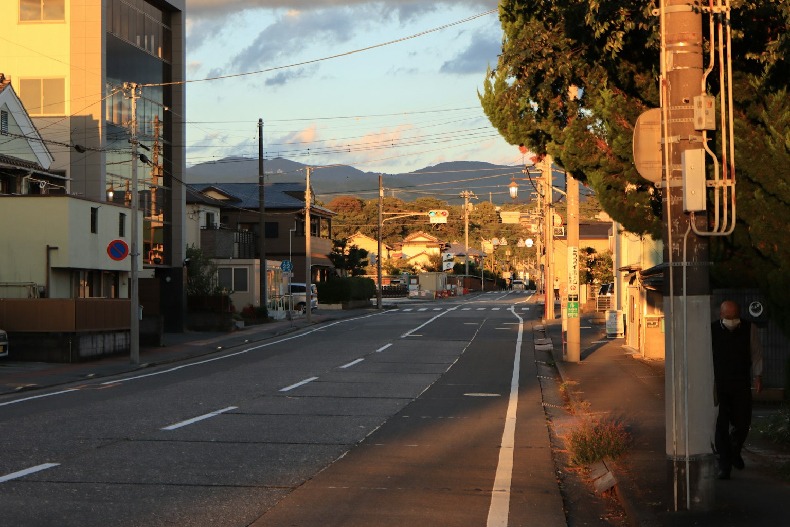 Ruhige Straße bei Sonnenuntergang mit Bergen im Hintergrund