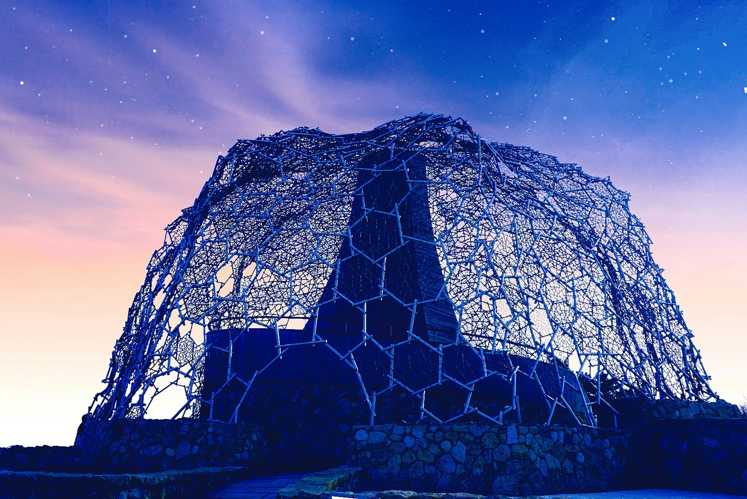 Structure unique sous le ciel nocturne avec un design en nid d'abeille et une lumière bleue frappante