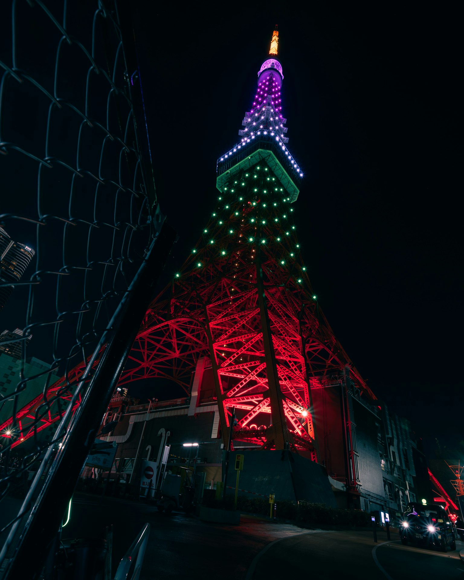 Tour de Tokyo la nuit, éclairage coloré, lumières rouges et vertes, monument emblématique