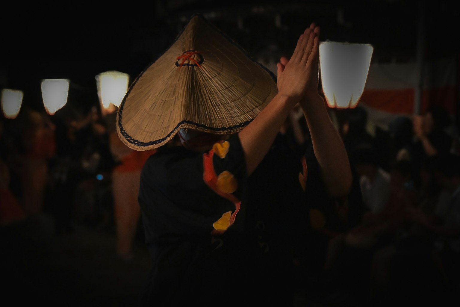 夜間節日中穿著傳統帽子的人在跳舞