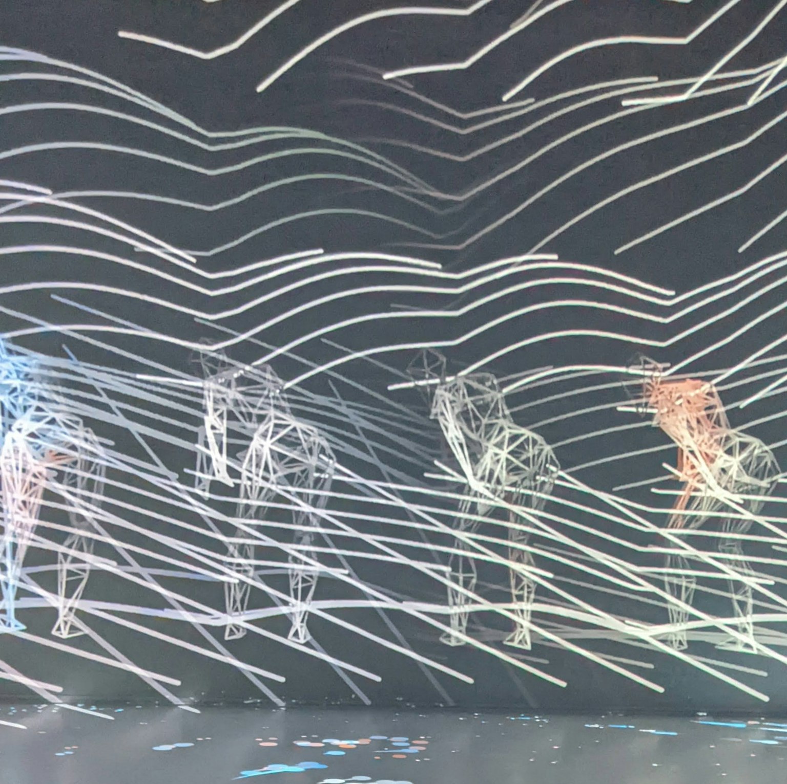 Œuvre d'art représentant quatre silhouettes humaines sur un fond abstrait
