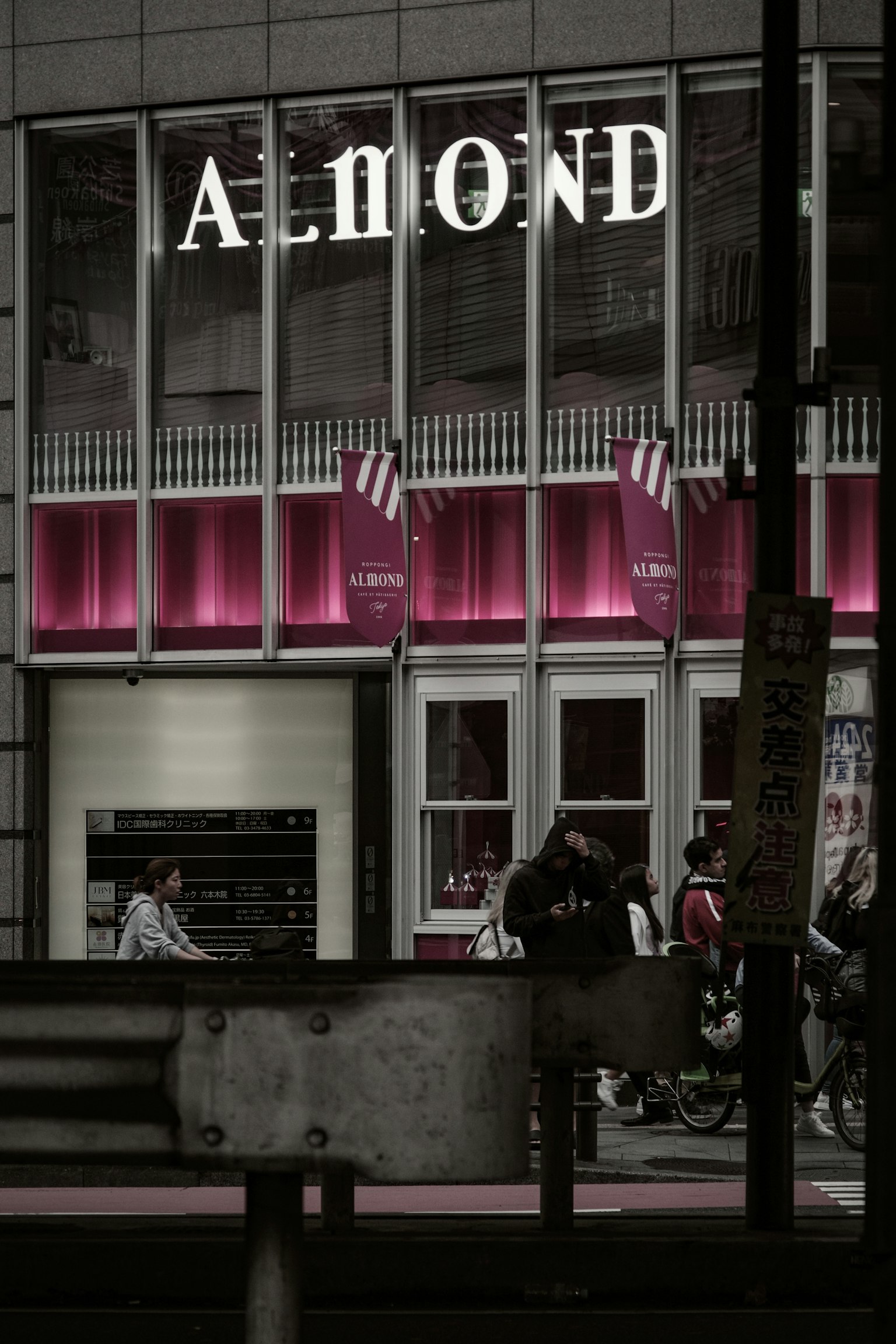 Nachtansicht eines Geschäfts namens Almond mit auffälliger rosa Beleuchtung