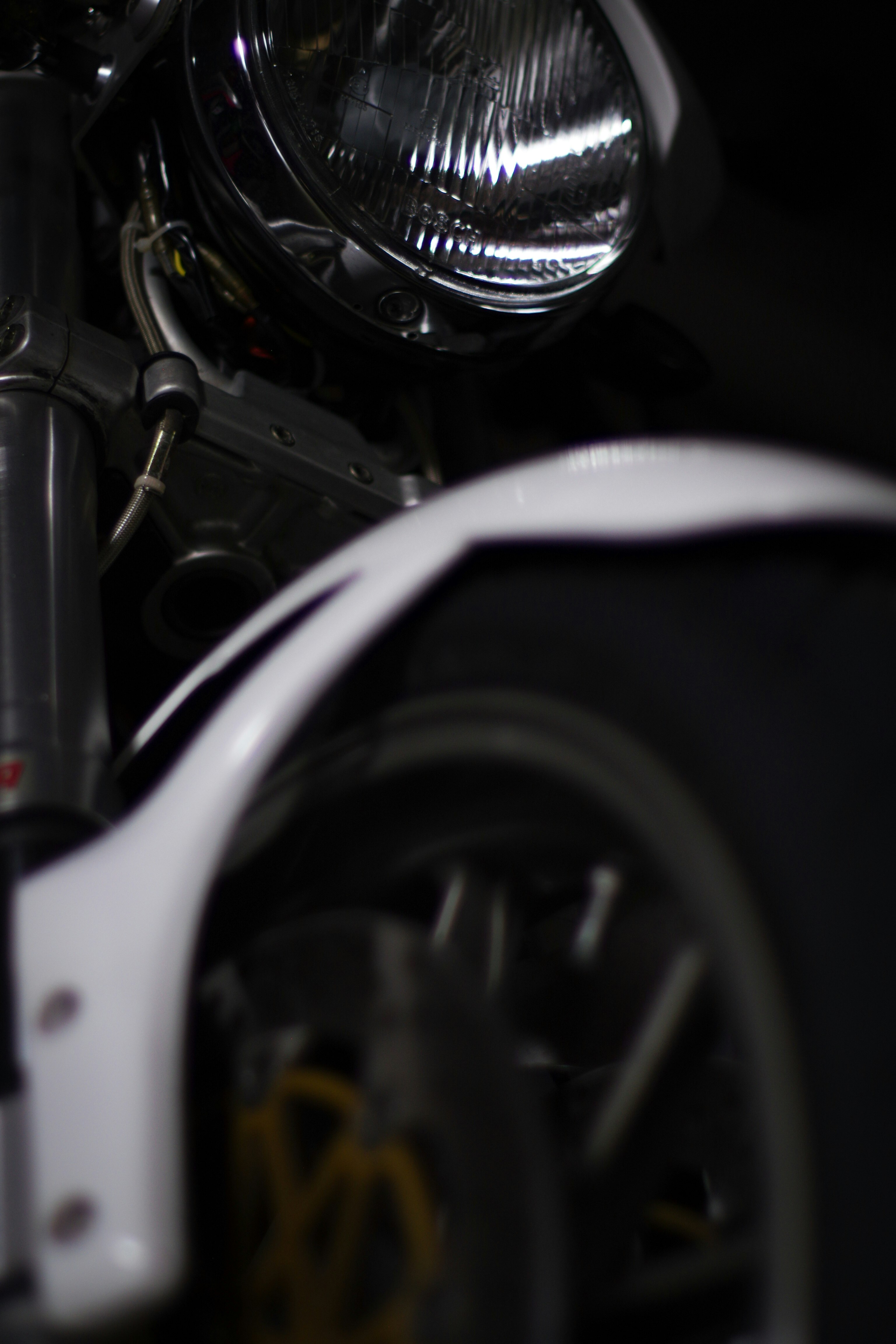 バイクのヘッドライトとフロント周りのアップ