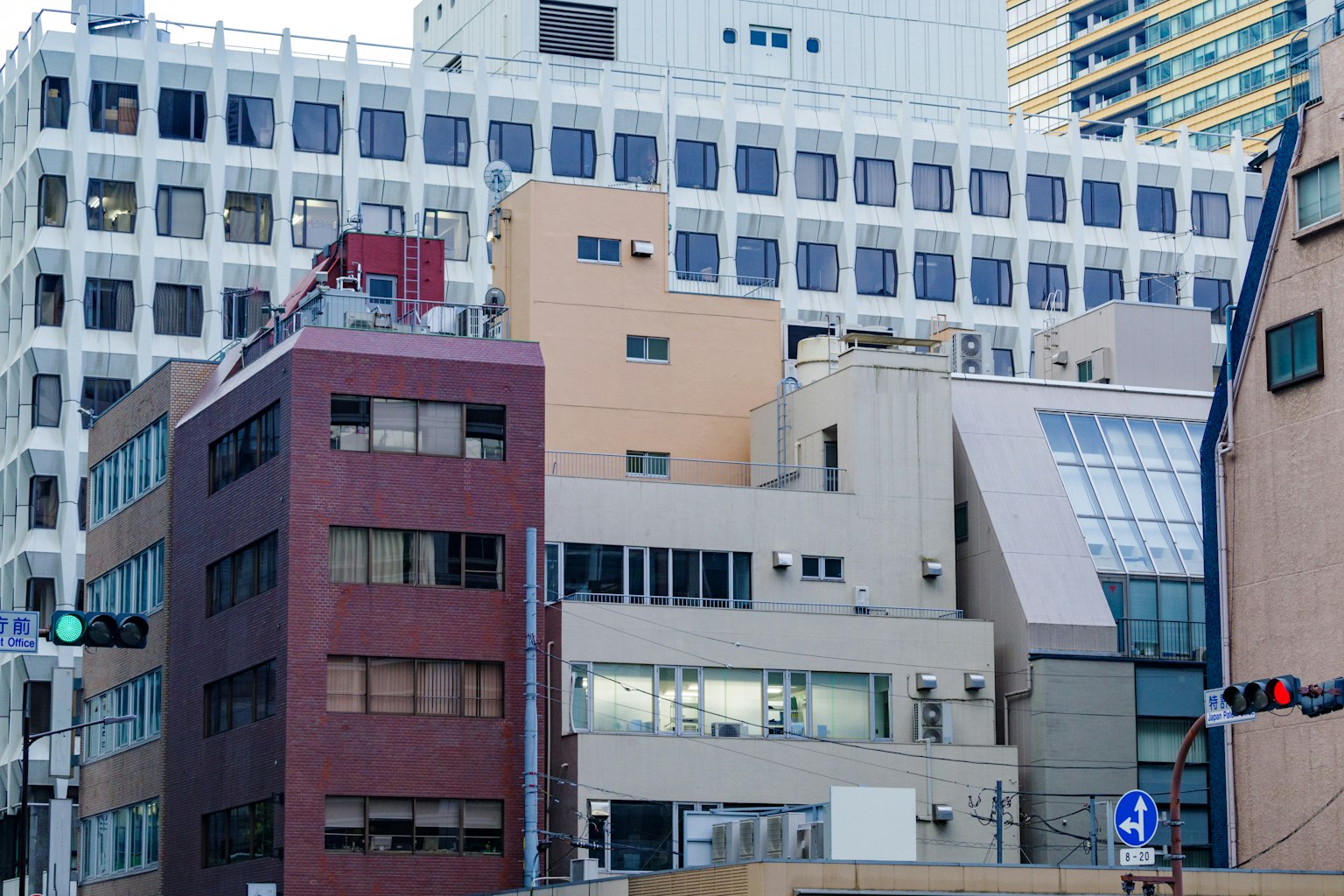 城市风景，展示了各种颜色的建筑群
