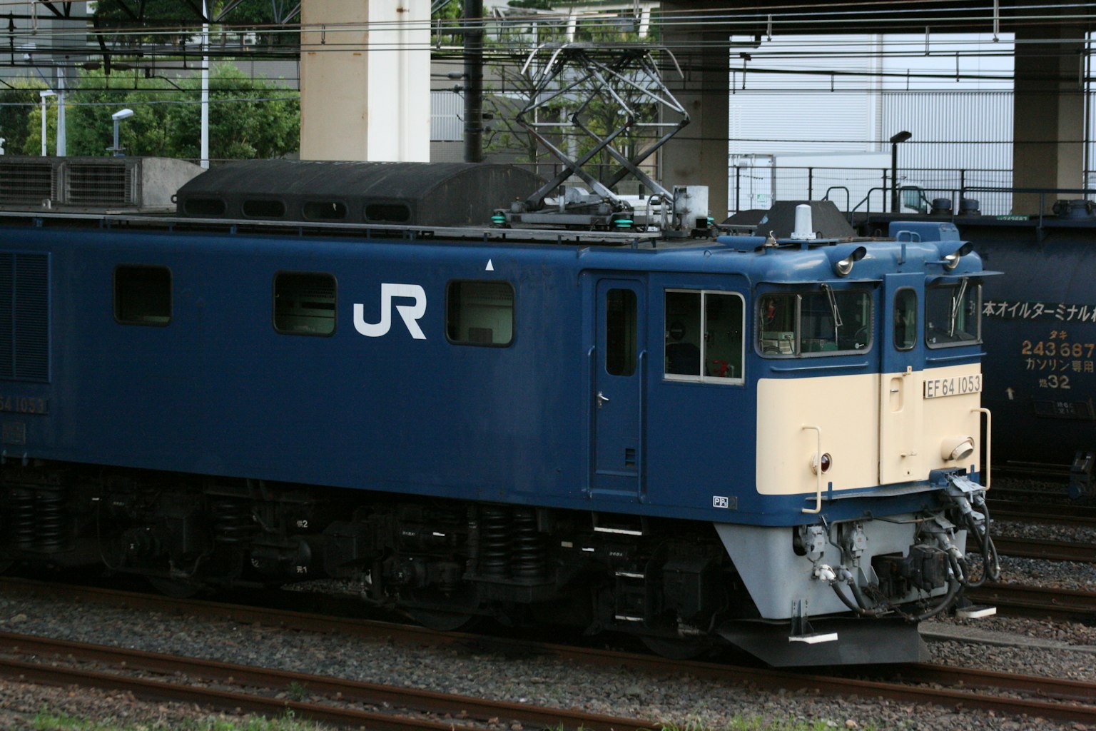 Locomotora eléctrica JR azul en las vías
