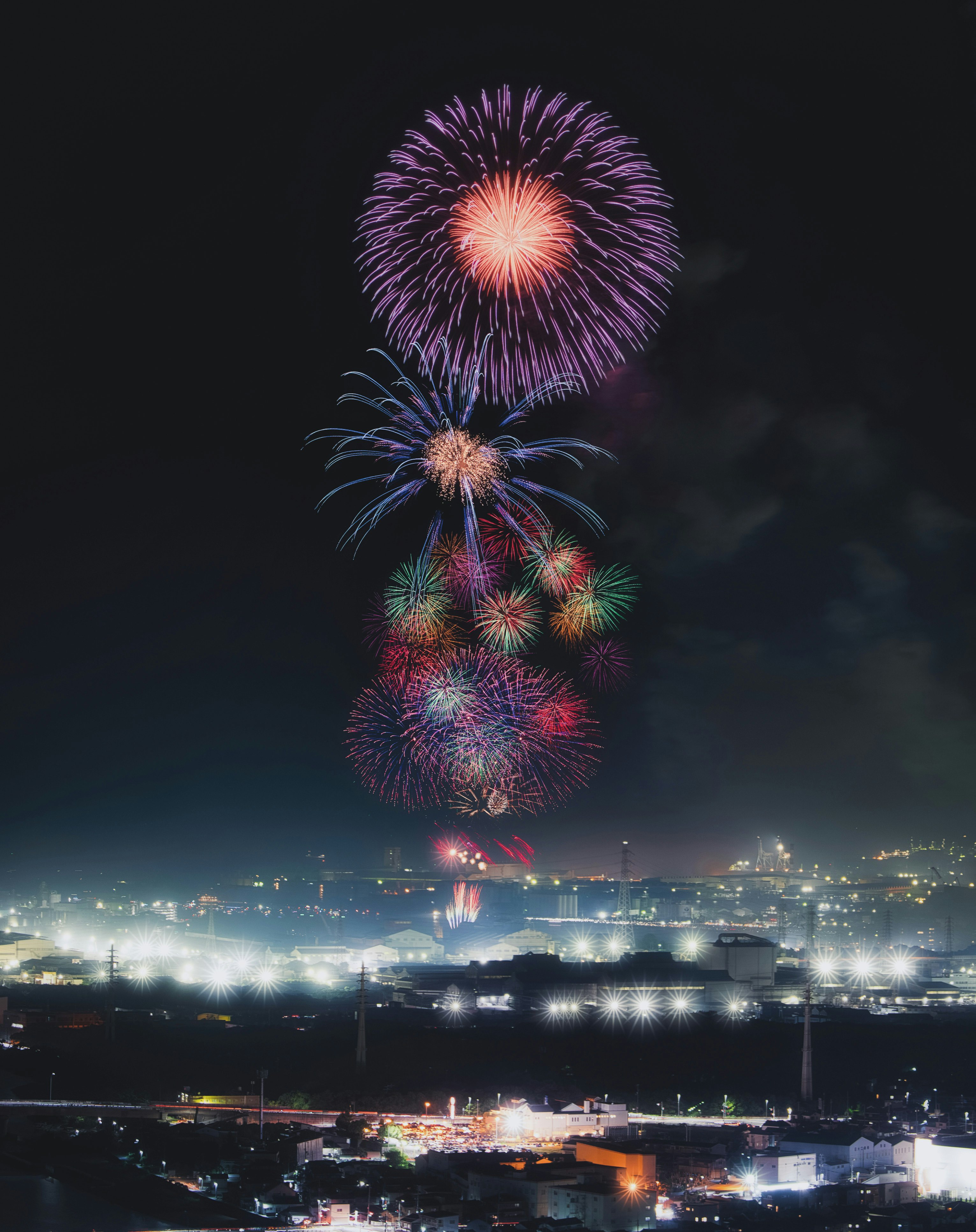 姫路港まつり花火大会の夜景と打ち上げ花火