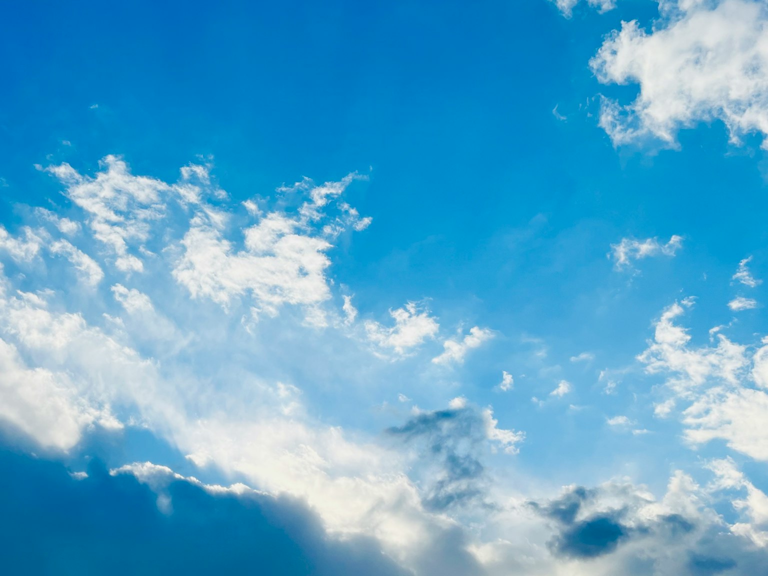 Cielo blu brillante con nuvole bianche soffici