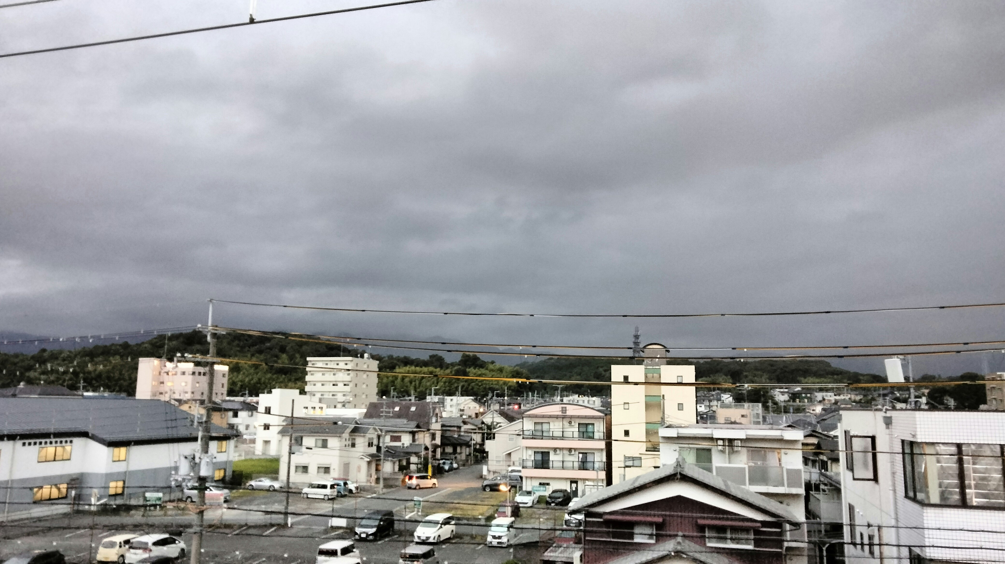 陰天的郊區城鎮天際線與低層住宅
