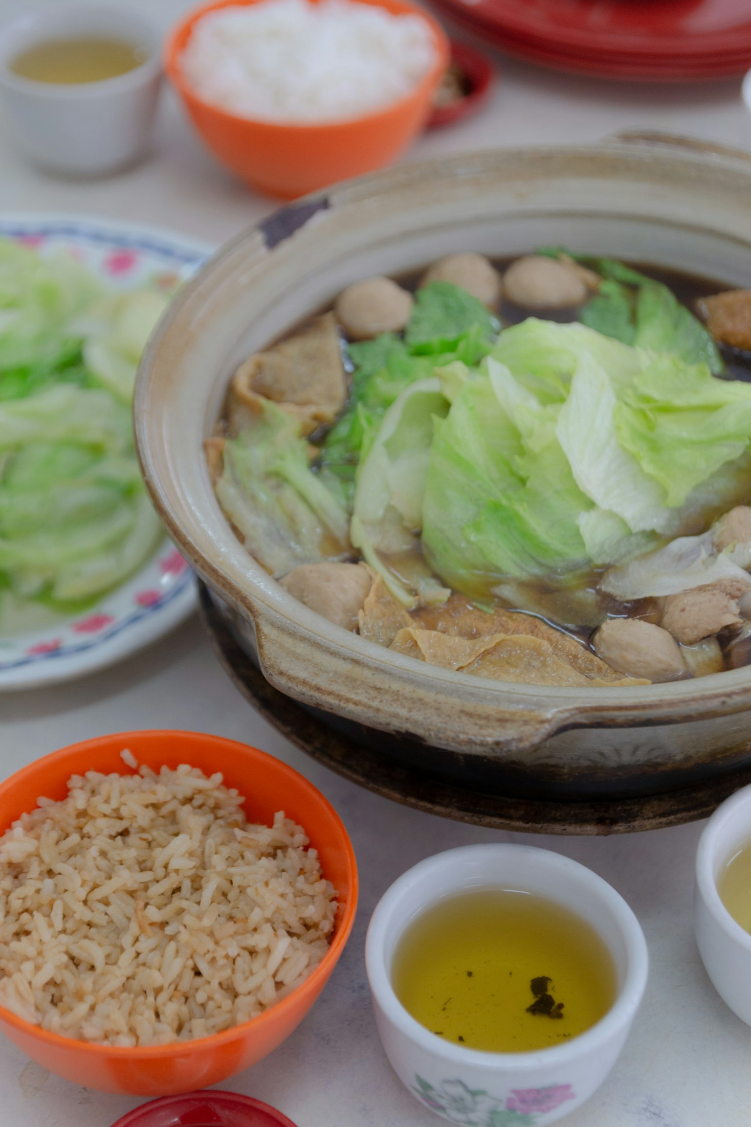 一鍋熱湯，裡面有捲心菜和肉丸