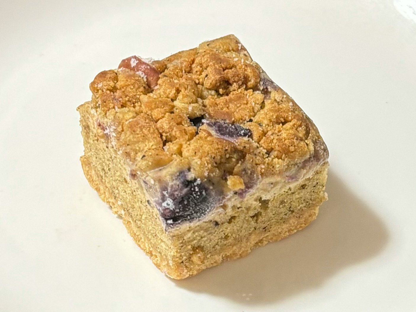 gebackenes Gebäck mit Cookie-Teig auf weißem Teller