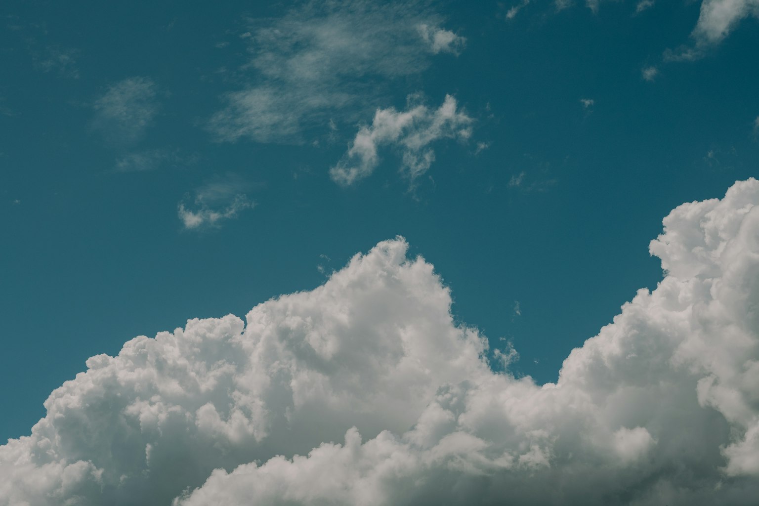 푸른 하늘에 떠 있는 흰 구름