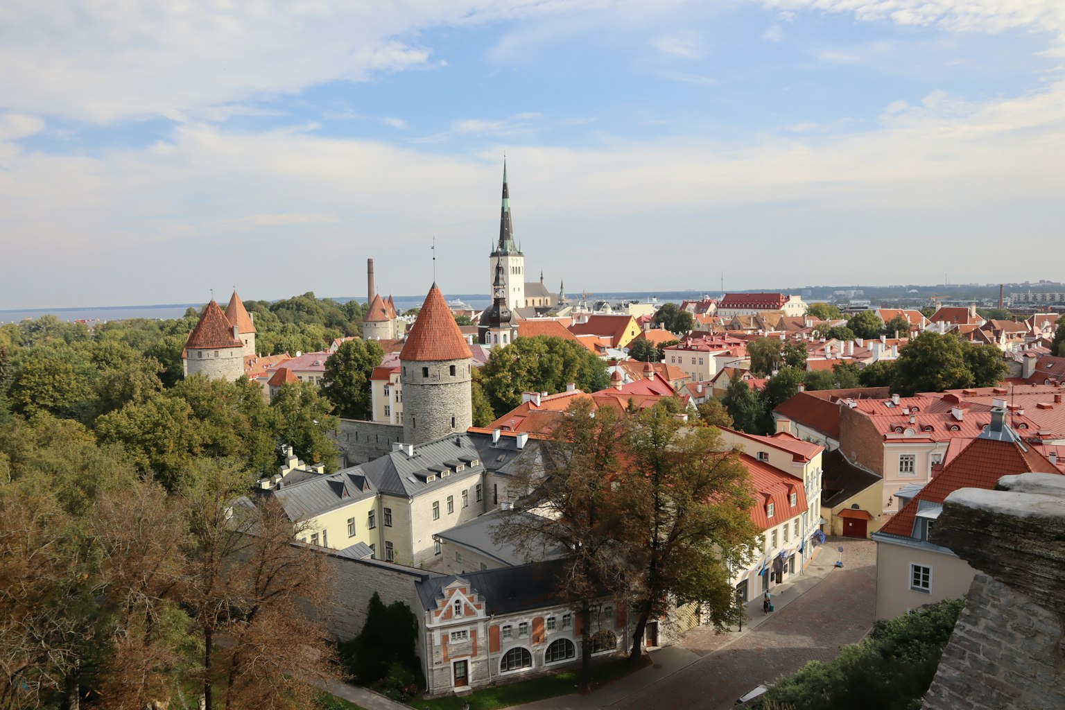 Pemandangan indah kota tua Tallinn dengan menara dan atap