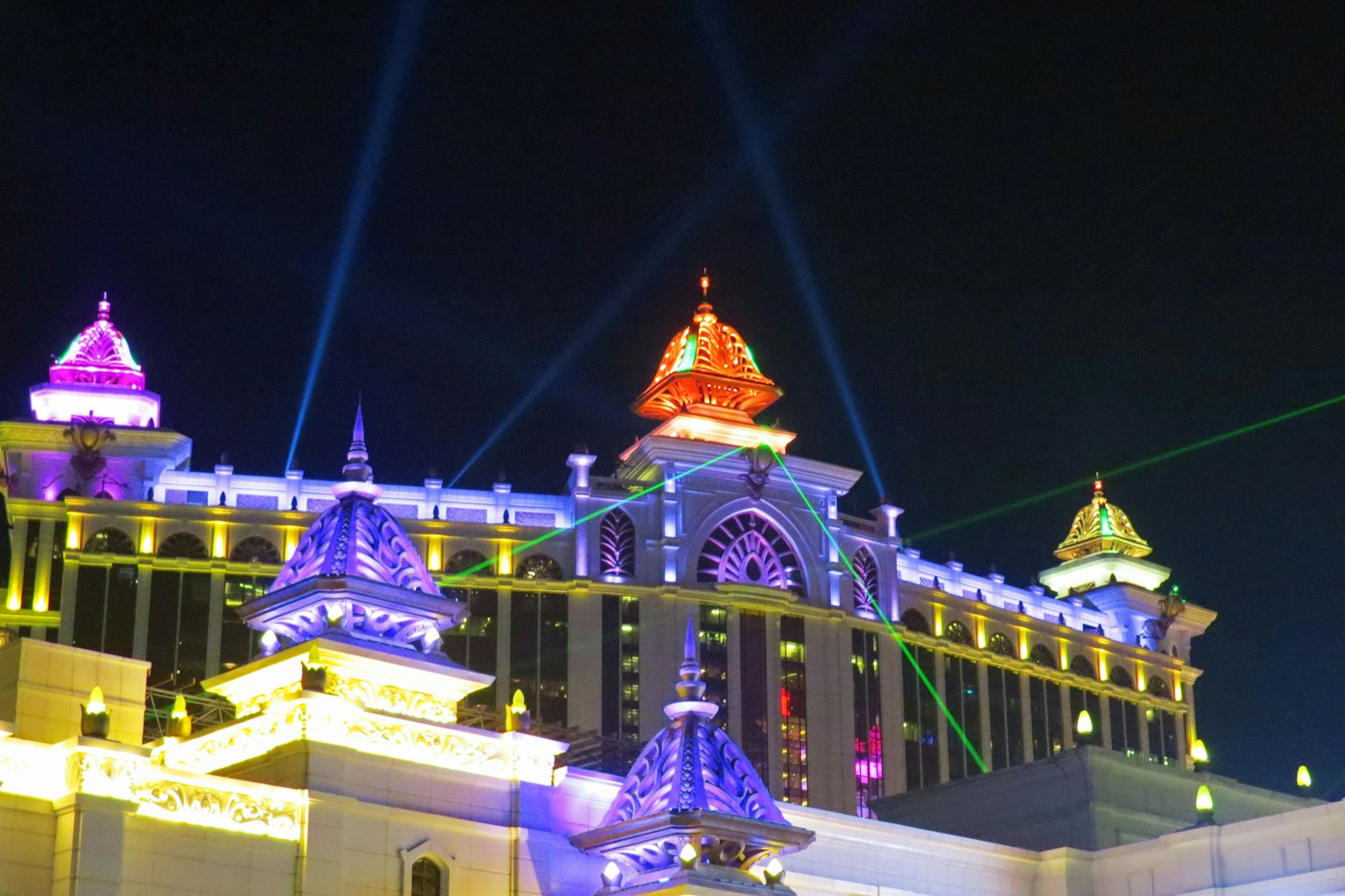 Toits d'un bâtiment luxueux illuminés avec des lumières colorées la nuit