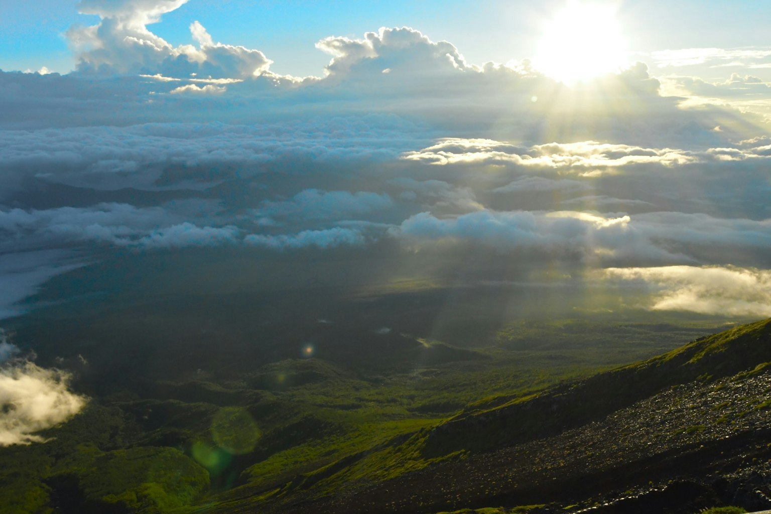 Cảnh quan tuyệt đẹp từ đỉnh núi ánh sáng mặt trời xuyên qua mây trên những thung lũng xanh