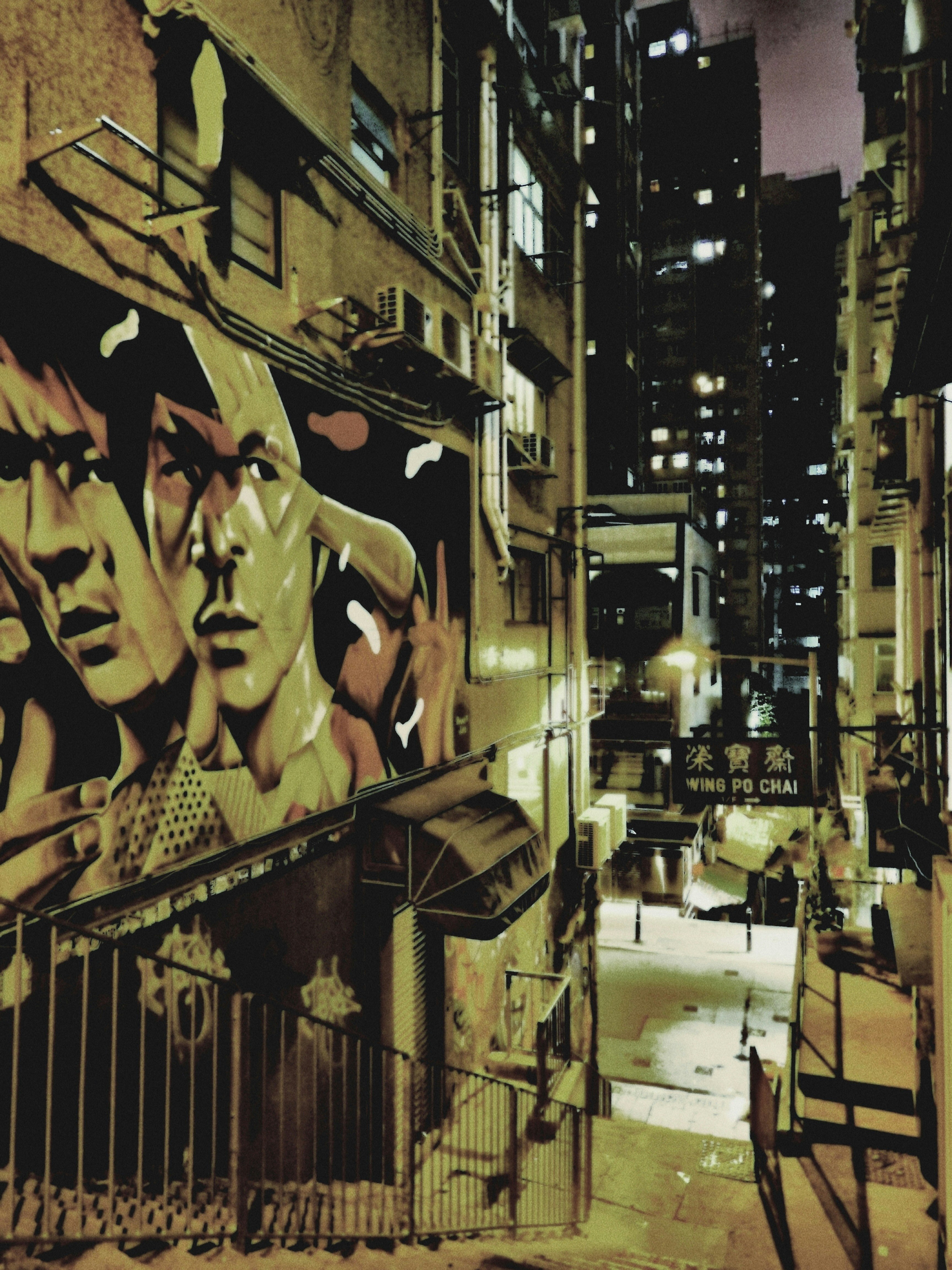壁一面の肖像画が描かれた路地の夜景