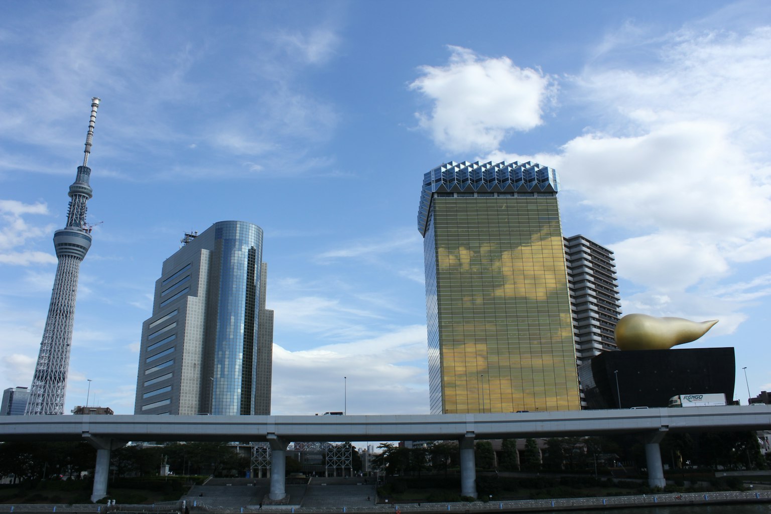 Vista della Tokyo Skytree e di un edificio dorato