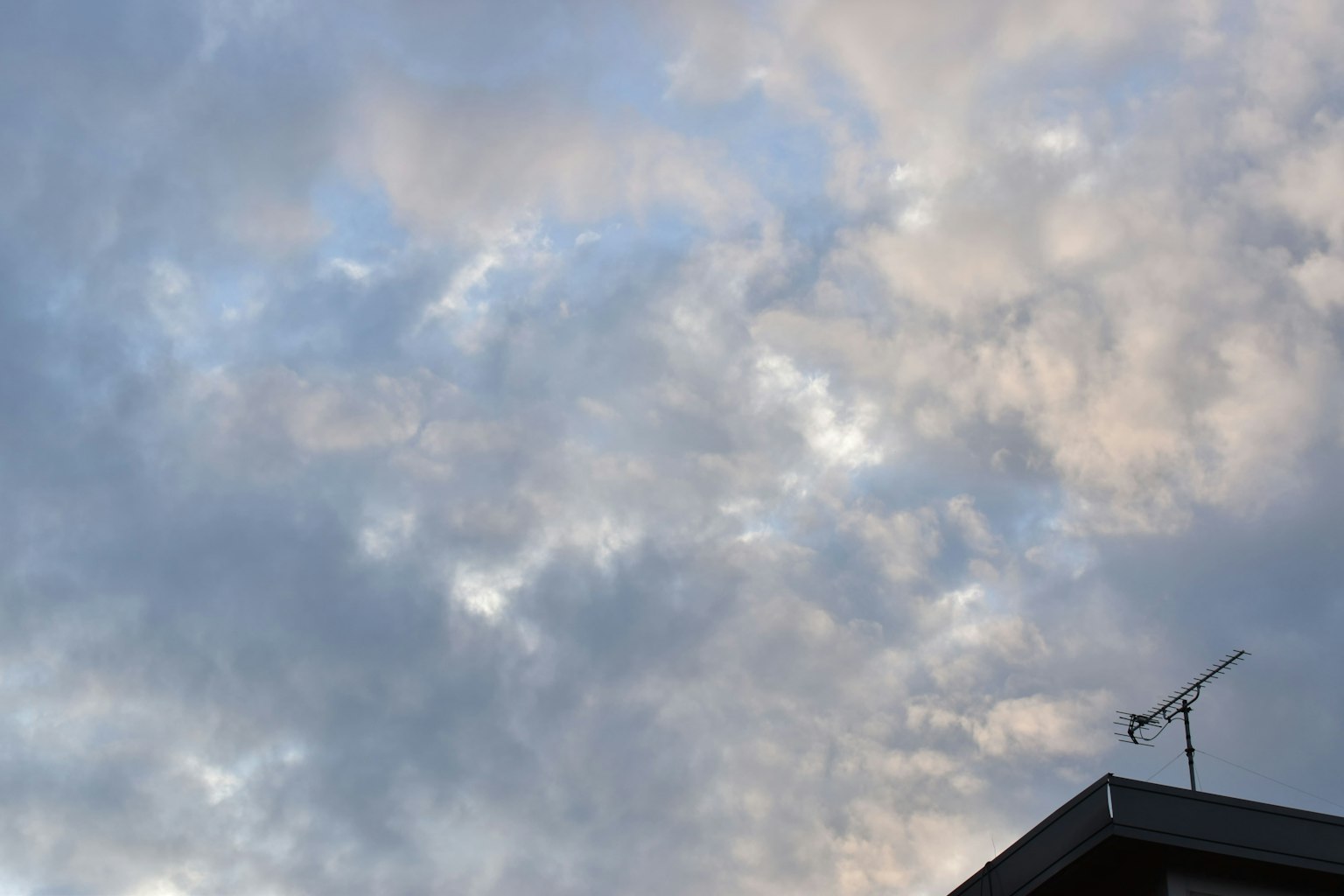 Cielo nuvoloso con accenni di blu e tetto