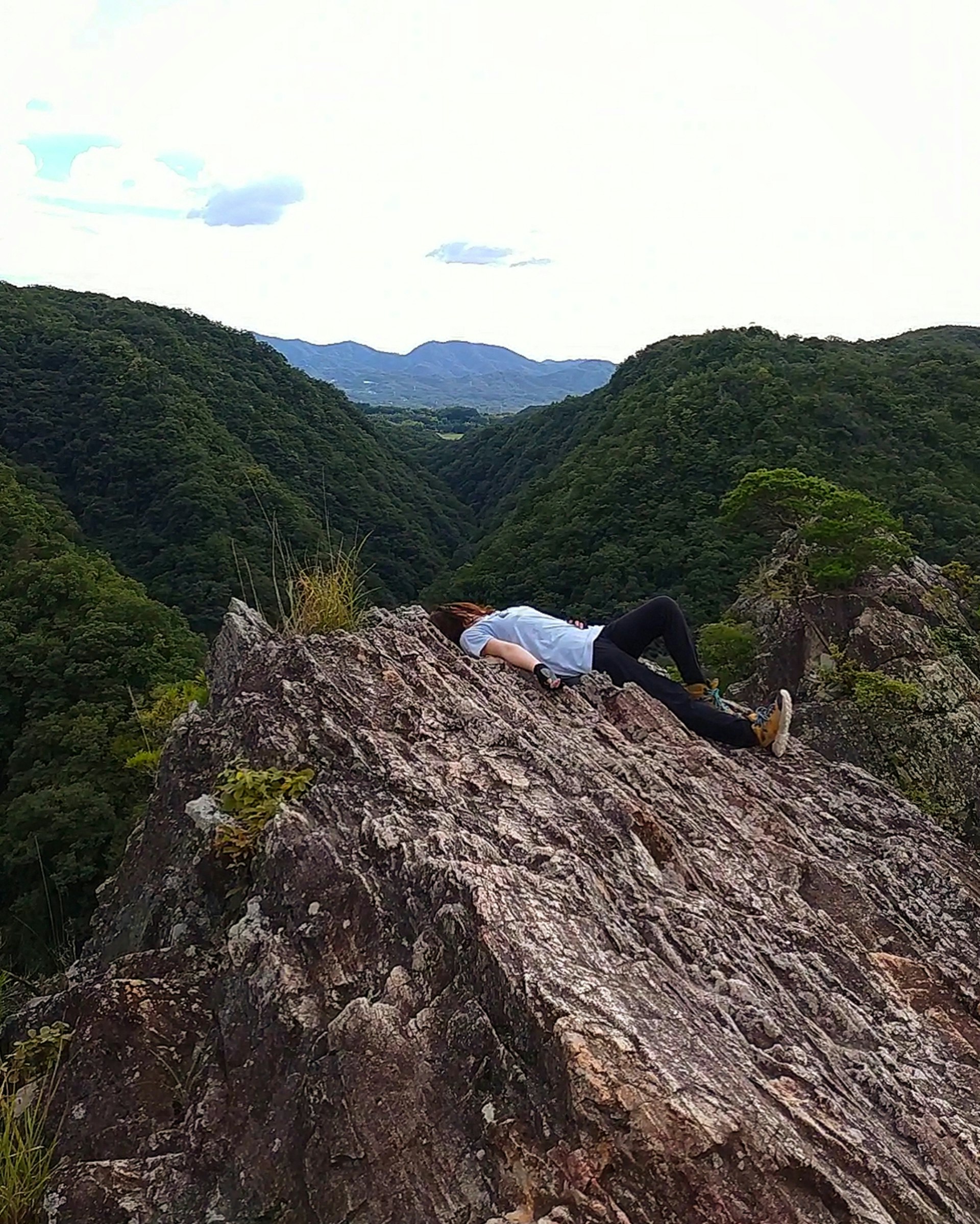 兵庫県神戸市北区の百丈岩で岩場に横たわる登山者の自然風景