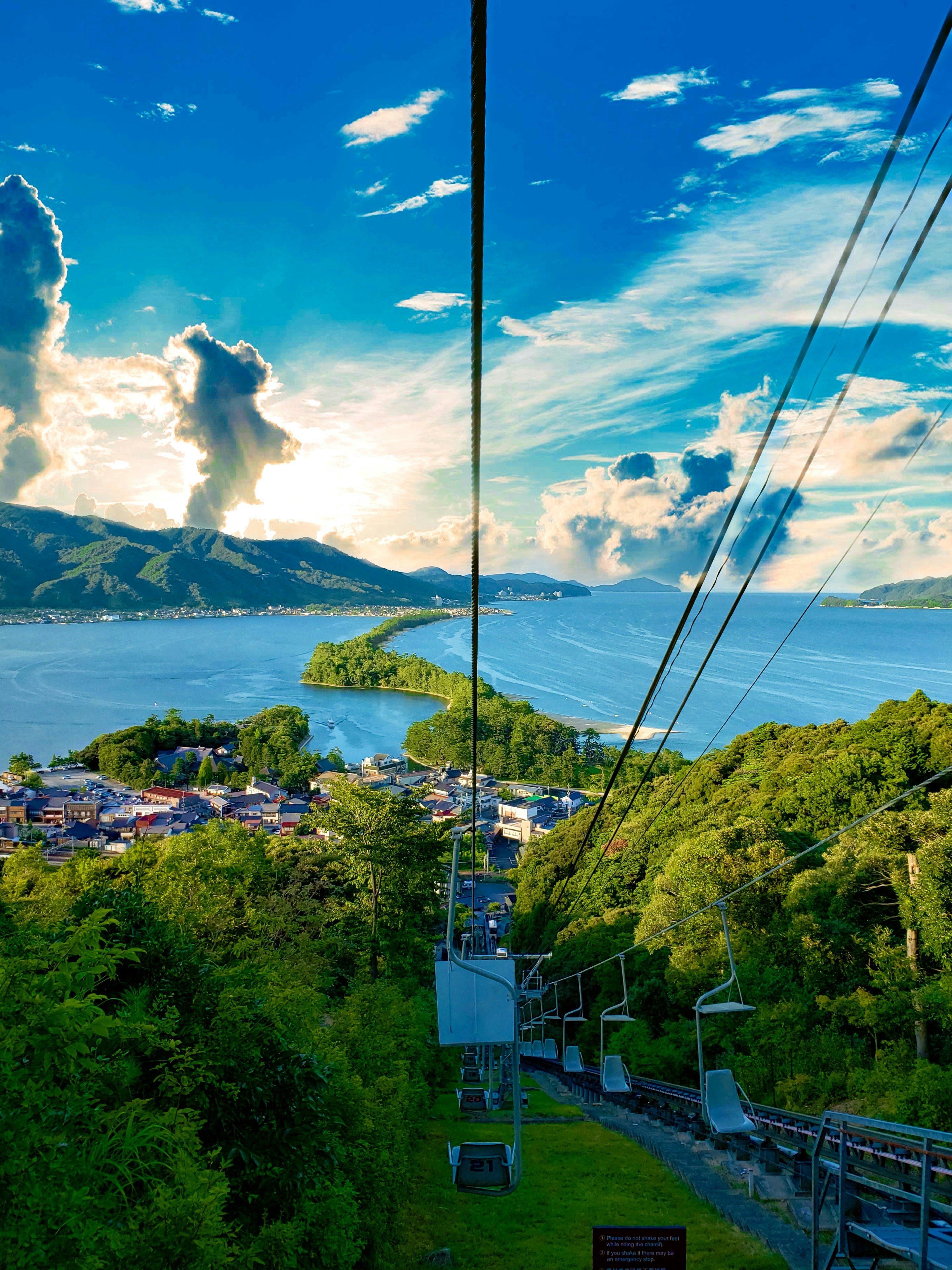 天橋立を望むケーブルカーの眺望と青空の海岸風景