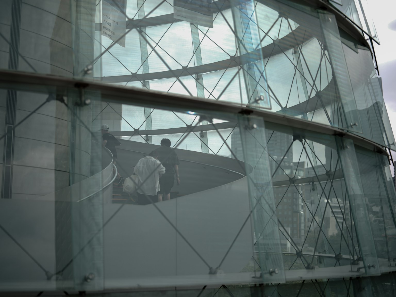 Menschen, die in einem transparenten Glasegebäude arbeiten