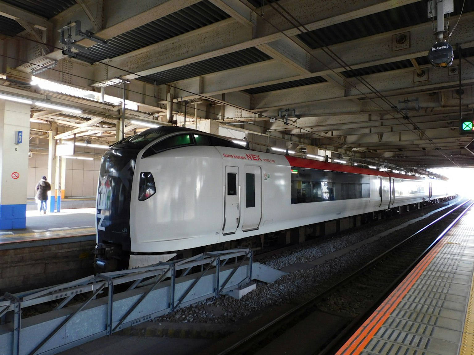 Un tren blanco detenido en una estación