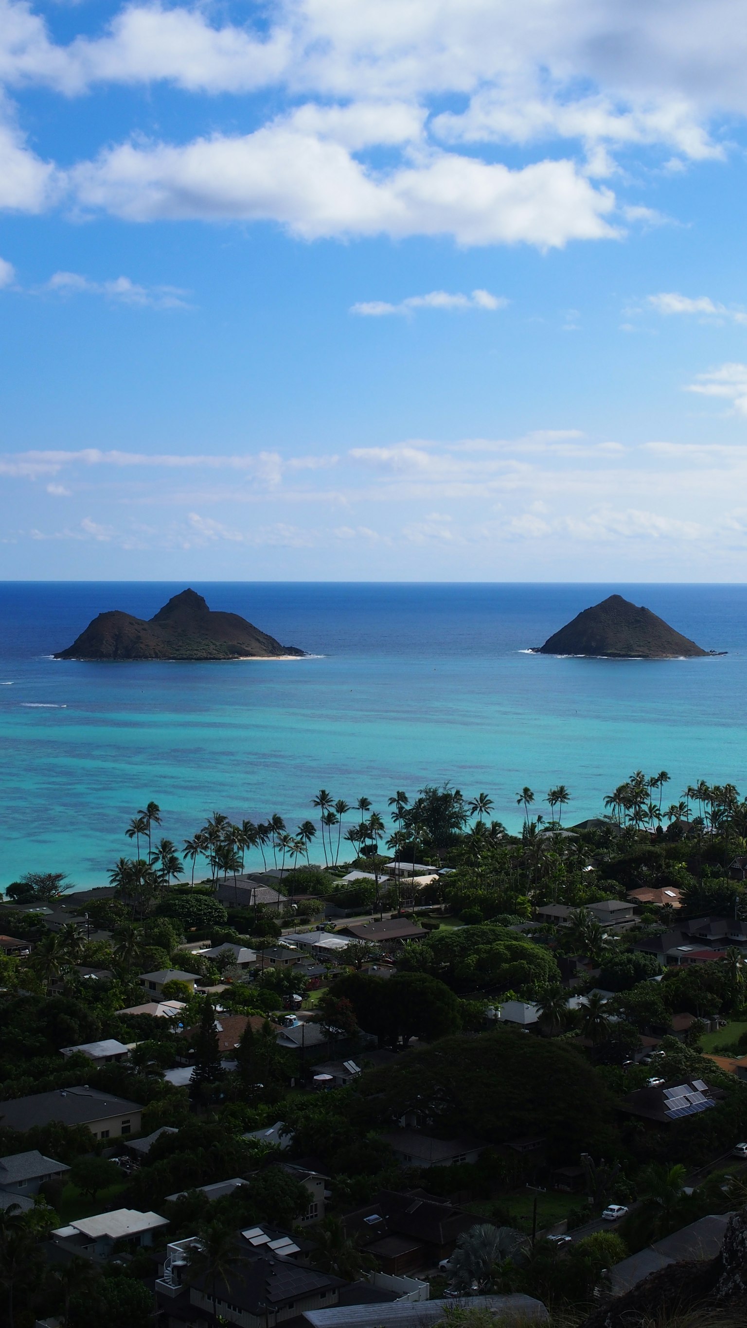 Dua pulau di air biru di bawah langit cerah dekat Lanikai Beach