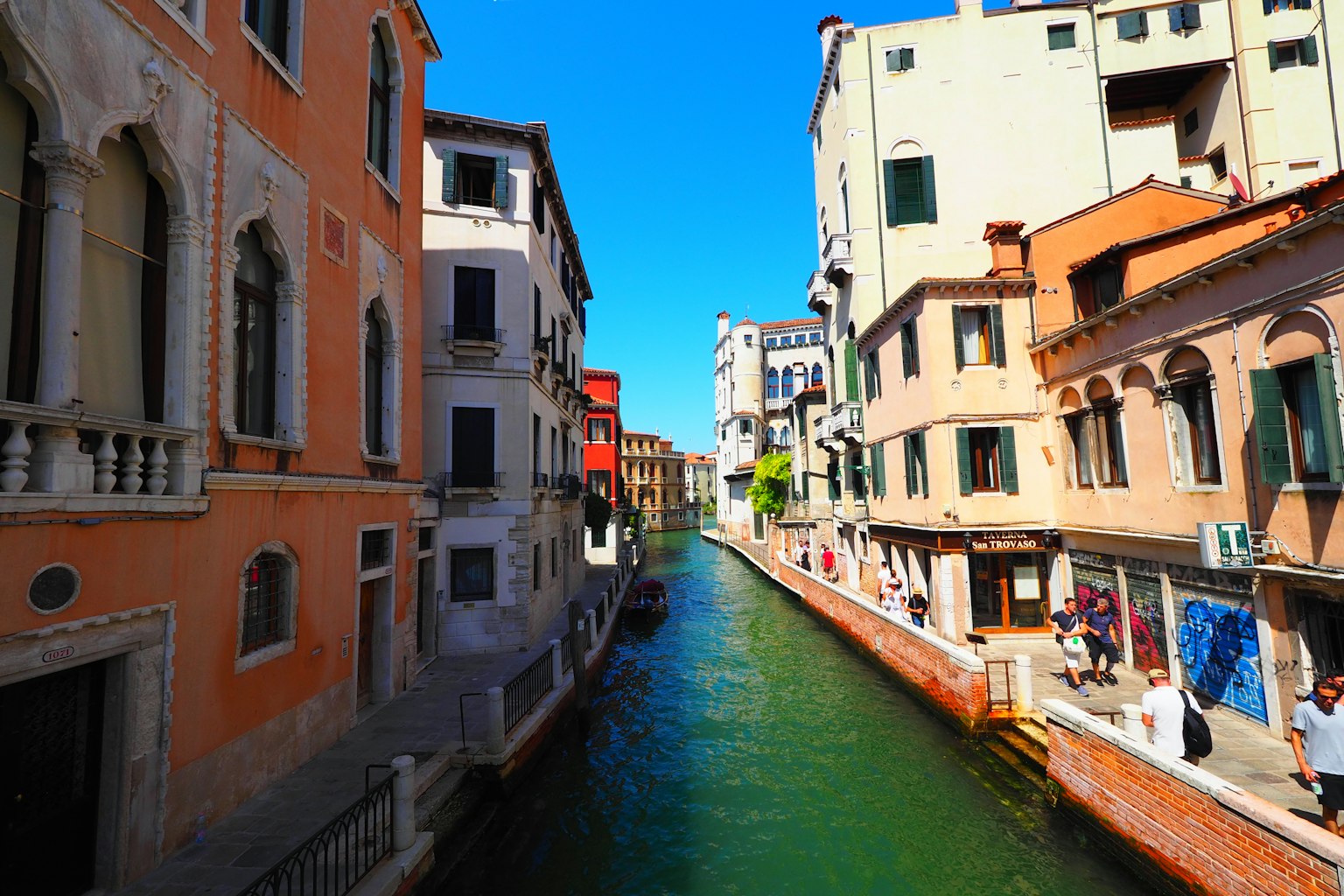 Paisaje de Venecia rodeado de cielo azul y canal