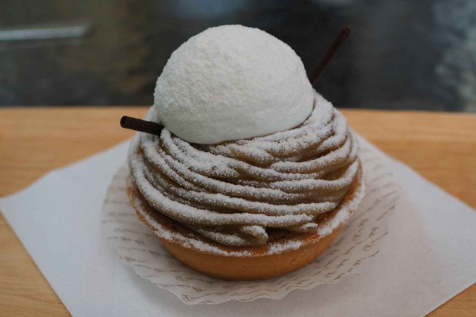 ขนมหวานที่มีเค้กมองบลังค์ท็อปด้วยไอศกรีม