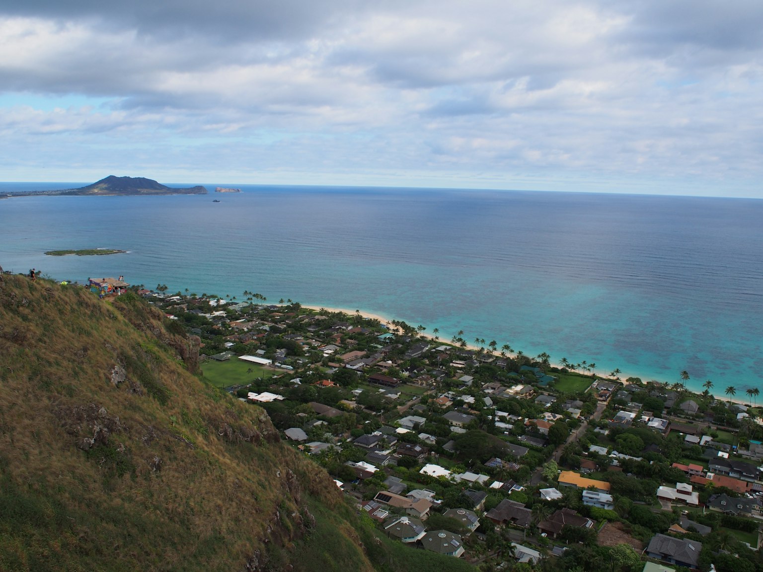 Vue panoramique d'un point élevé montrant l'océan et la ville