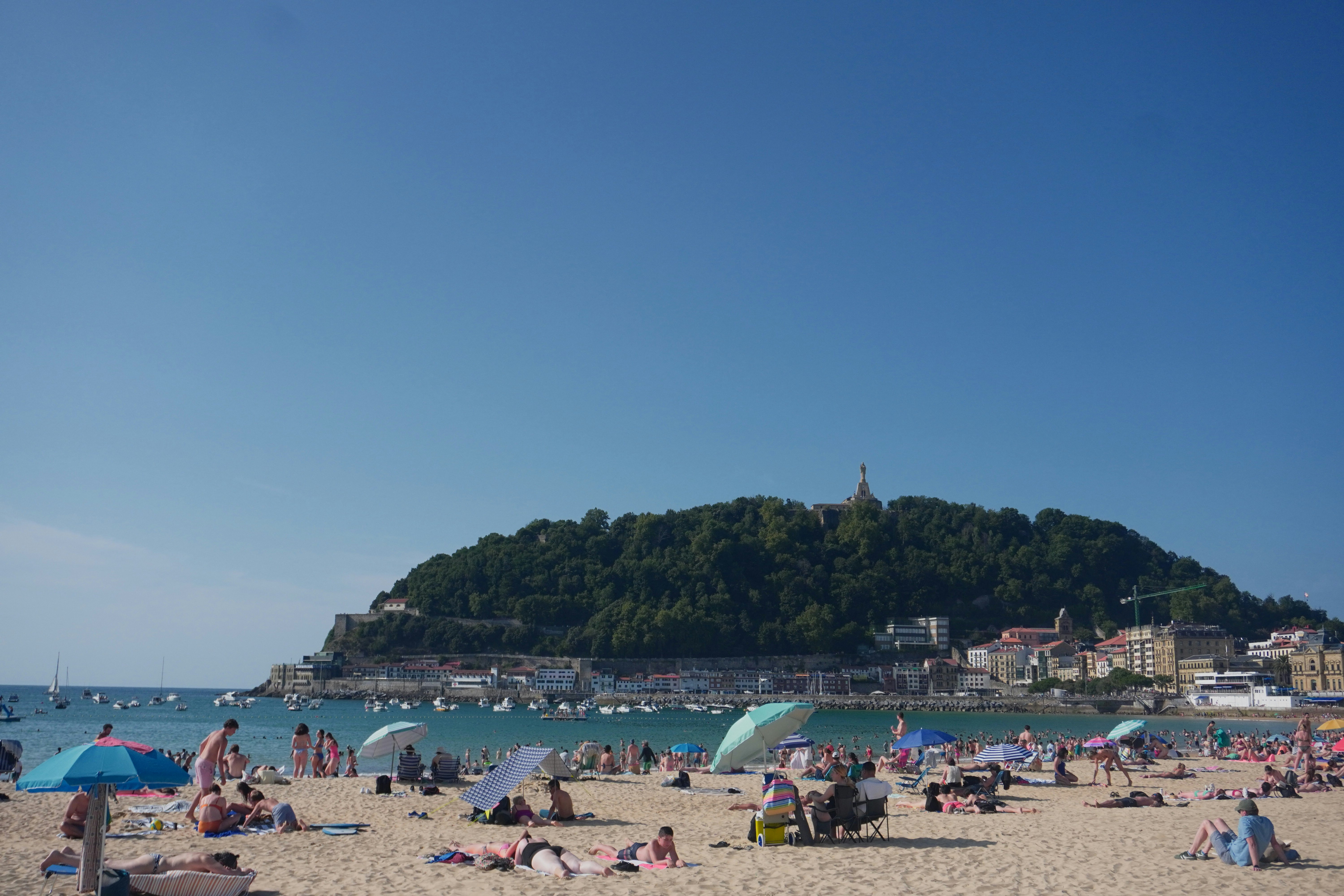 サン・セバスティアンの海辺で人々が過ごす夏のビーチ画像