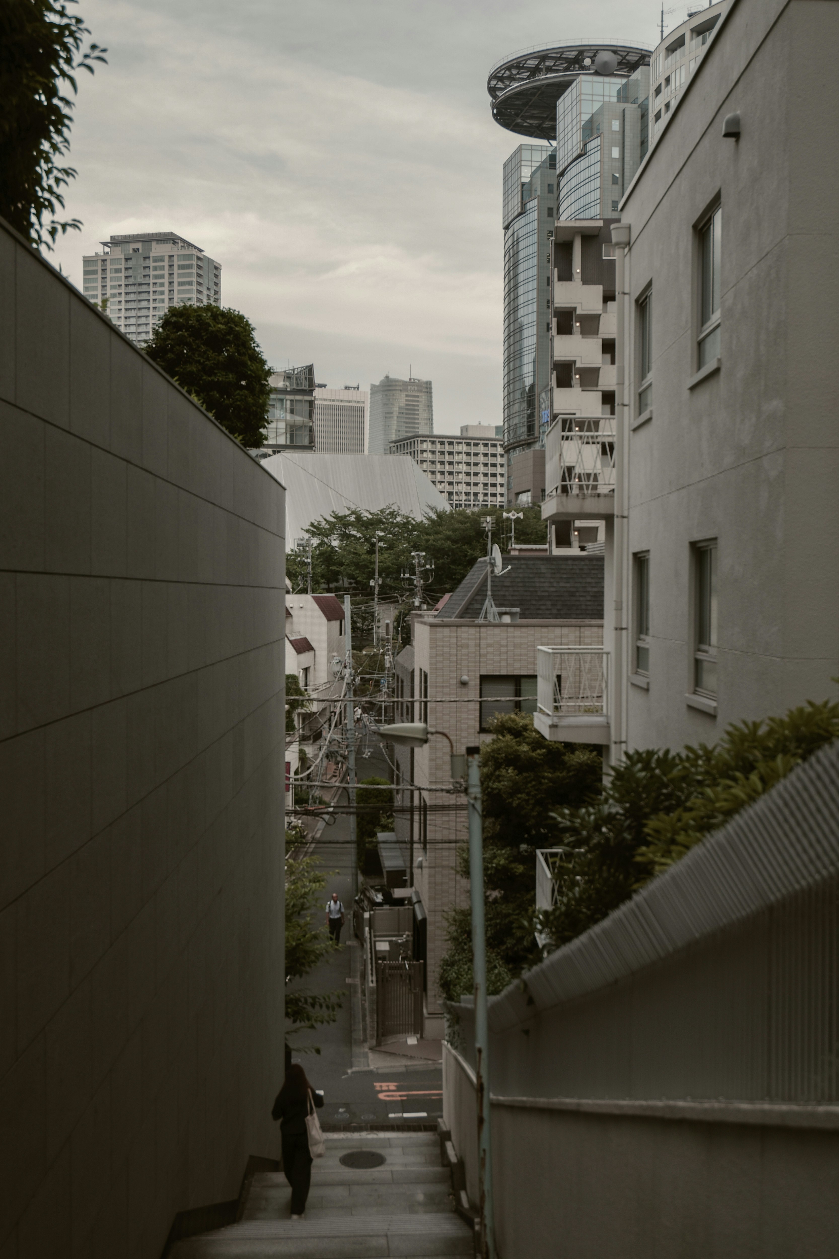 狭窄巷道里的城市街景