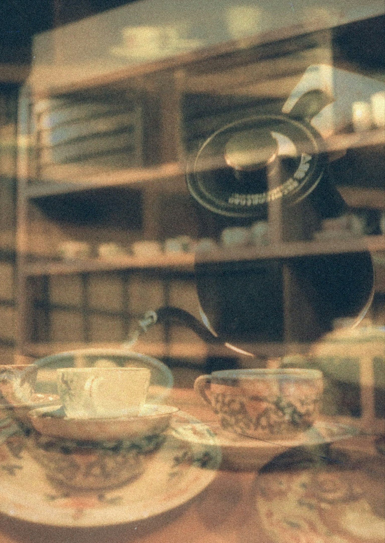Gambar kabur dari interior kafe dengan teko kopi dan cangkir yang indah