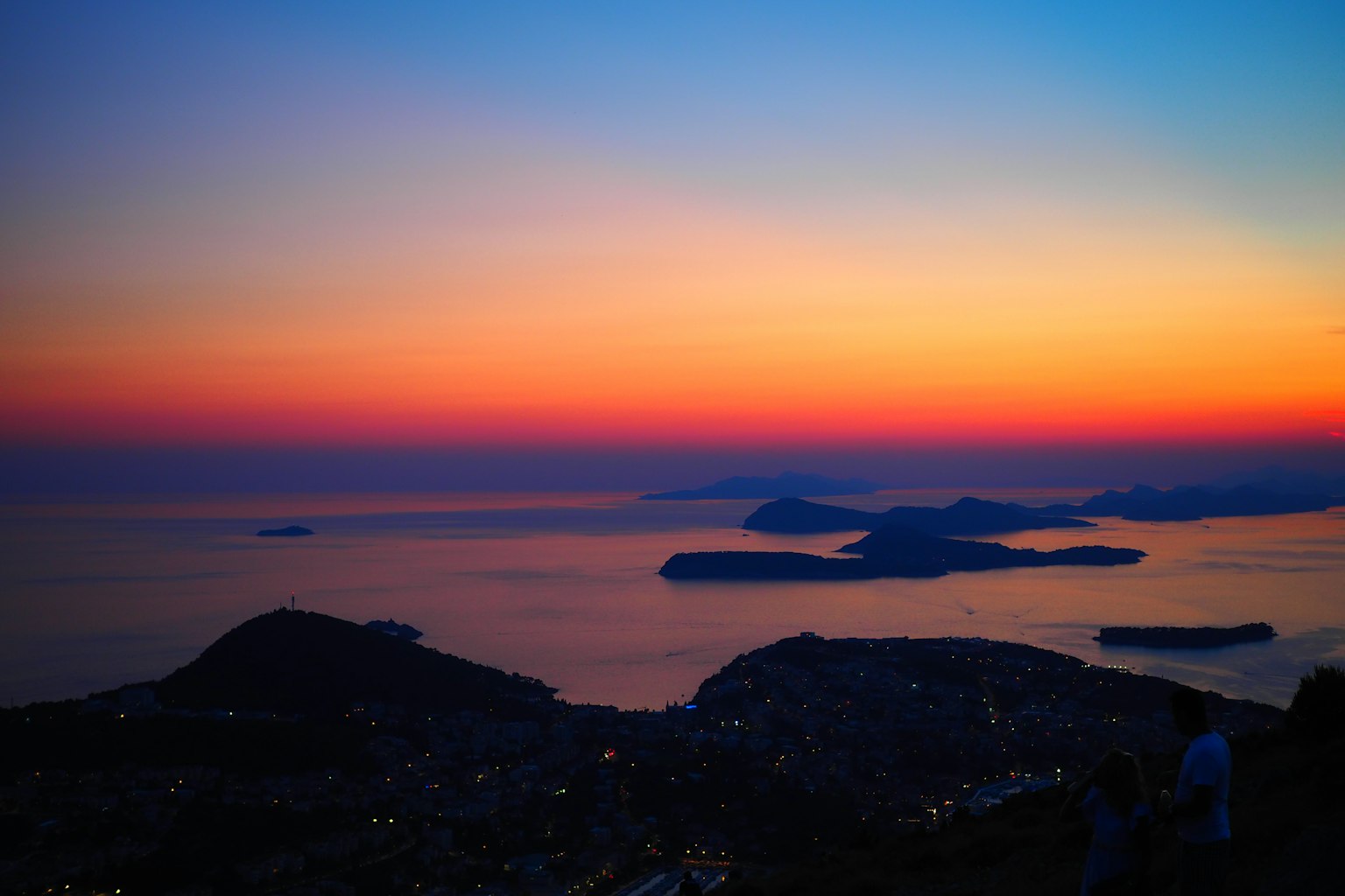 Bellissimo panorama al tramonto con mare e isole sullo sfondo