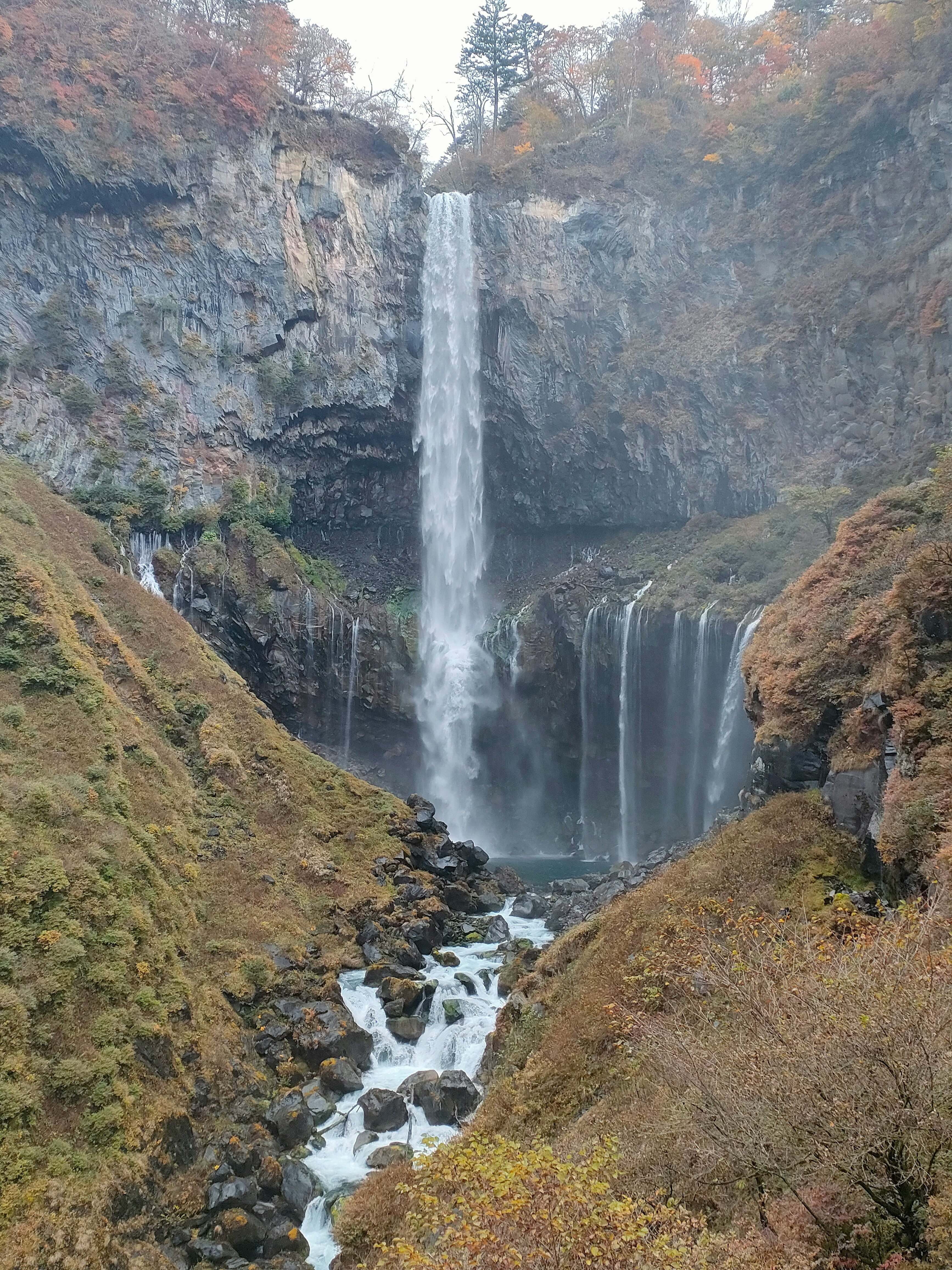 華厳の滝の落差と周囲の渓谷の景観