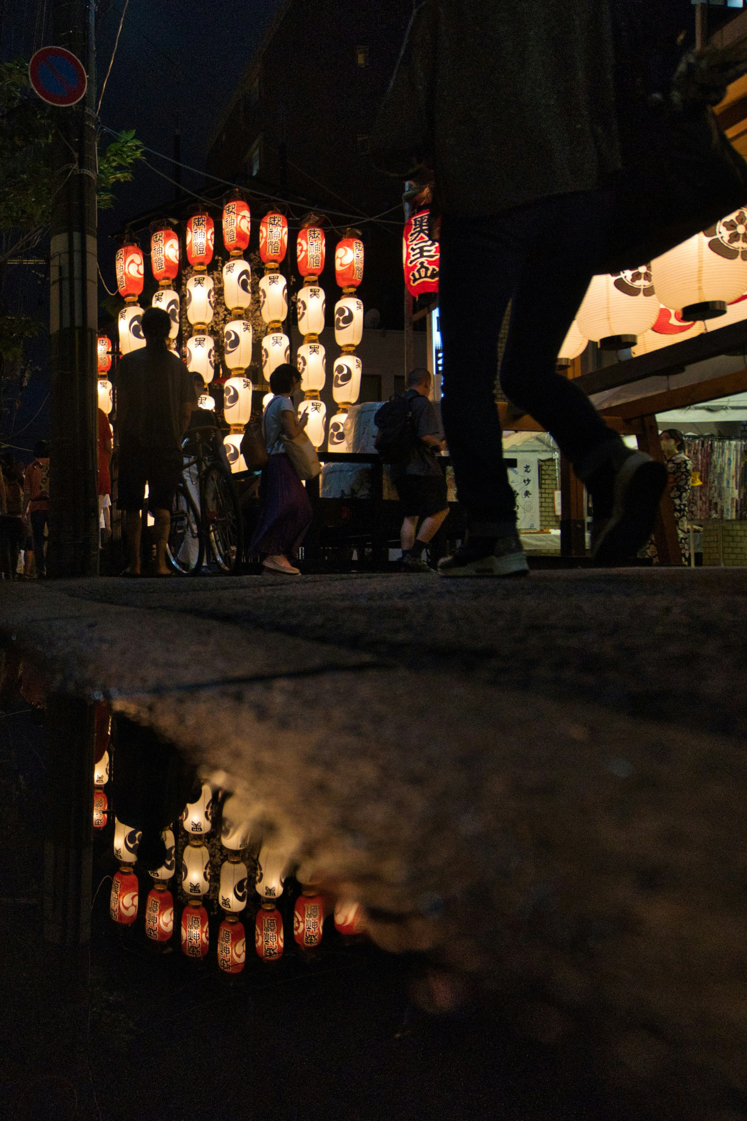雨の祇園祭で提灯が並ぶ路地の反射