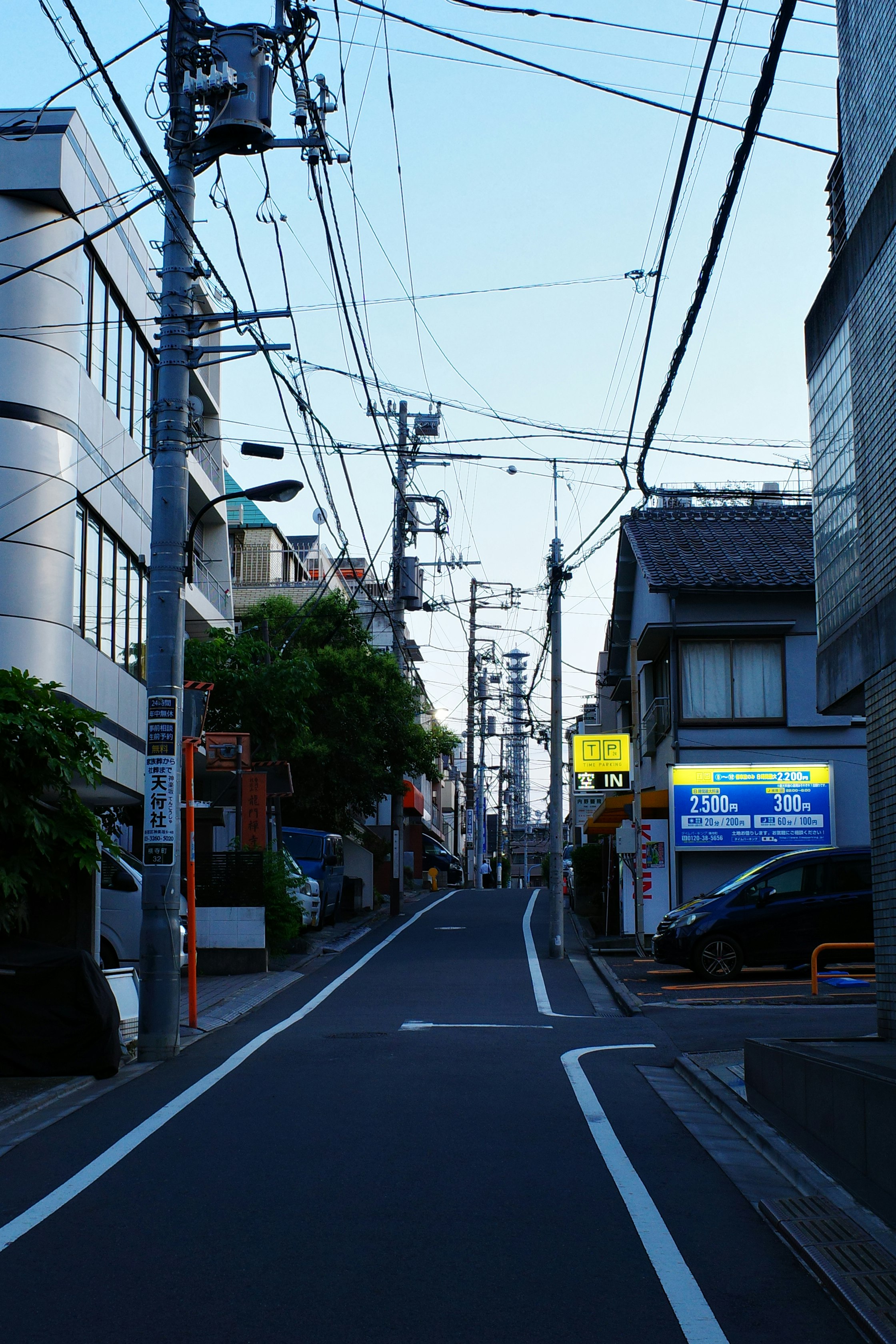 電線が張り巡らされた狭い路地の街並み