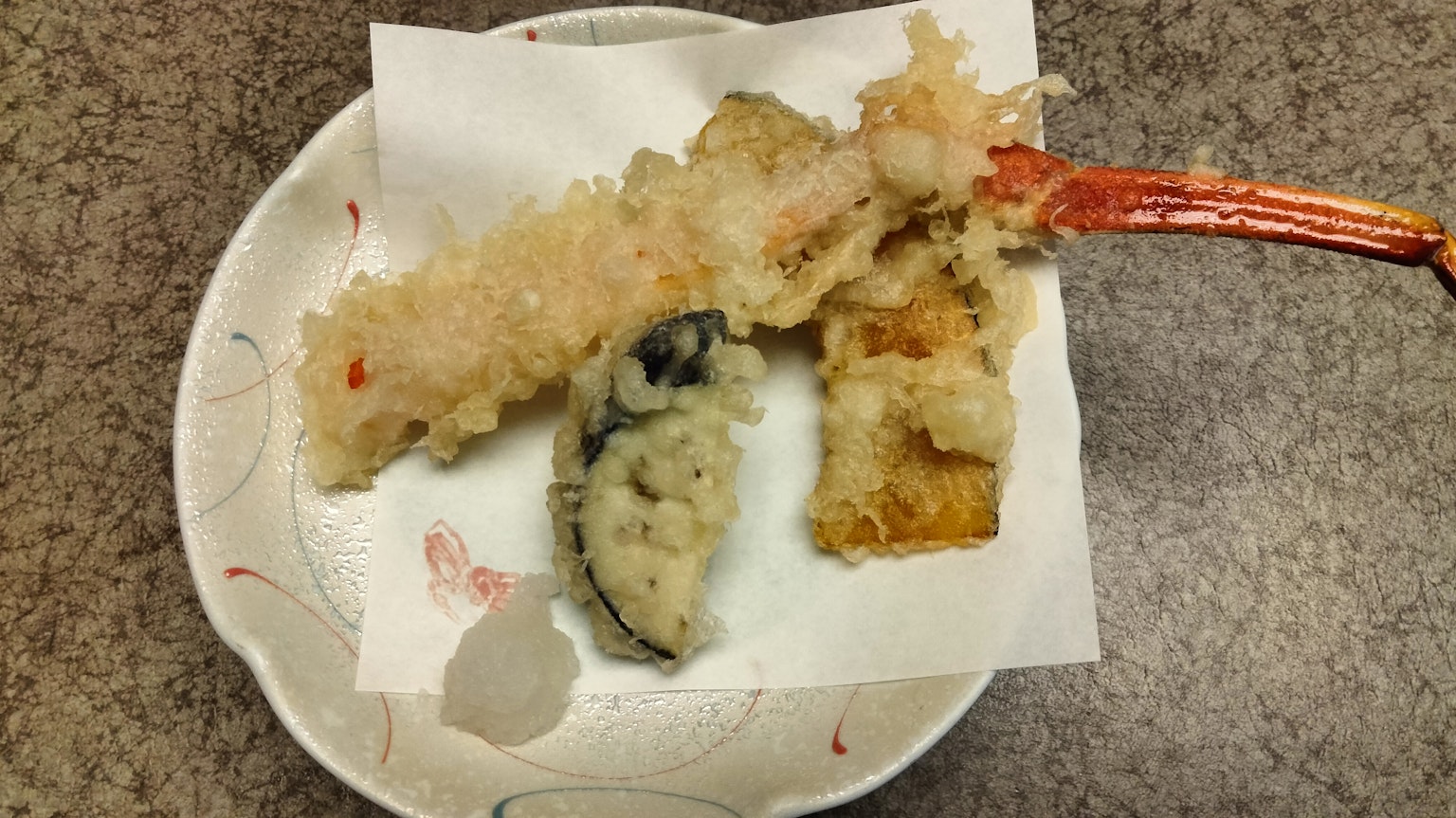 盤子上有天婦羅蝦和壽司