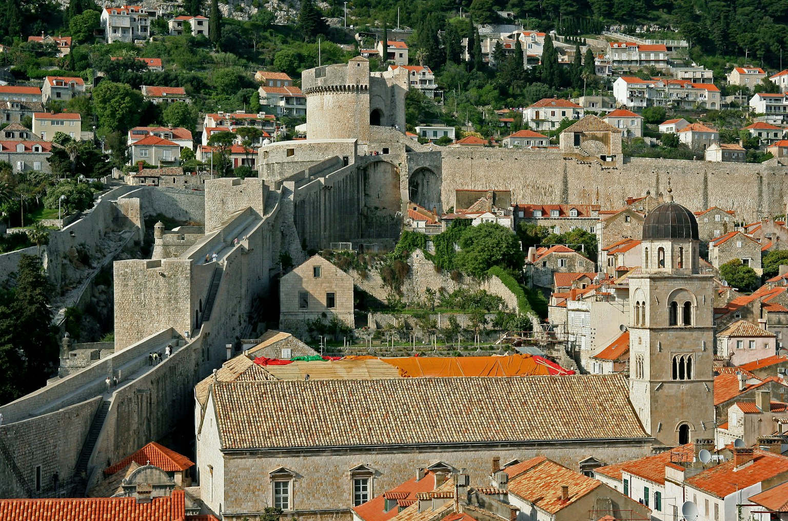 Pemandangan tembok kota Dubrovnik dengan atap terakota