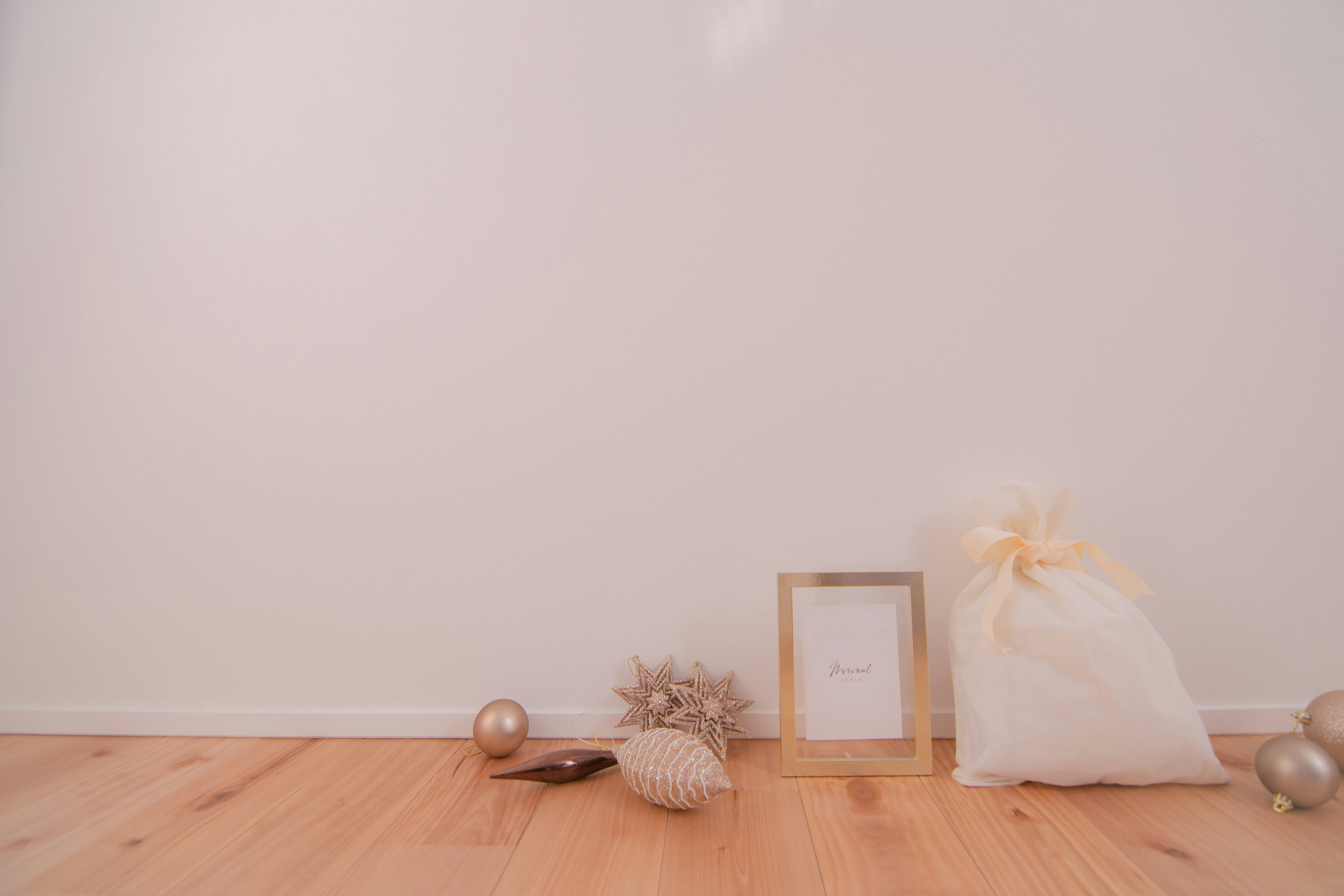 ピンクの背景に並ぶ結婚式の小物とリング