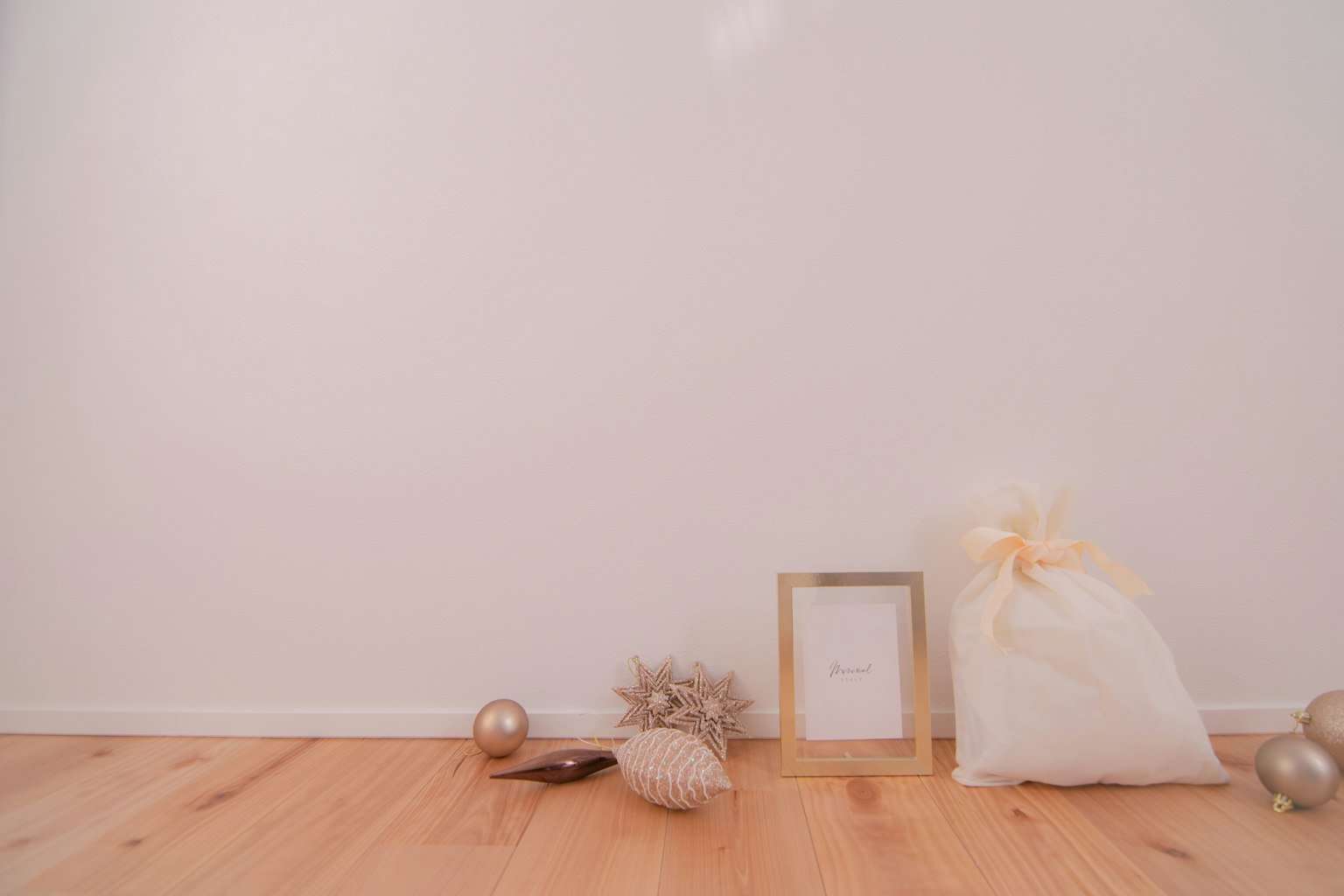 Dekorative Gegenstände und eine Geschenktüte vor einer weißen Wand