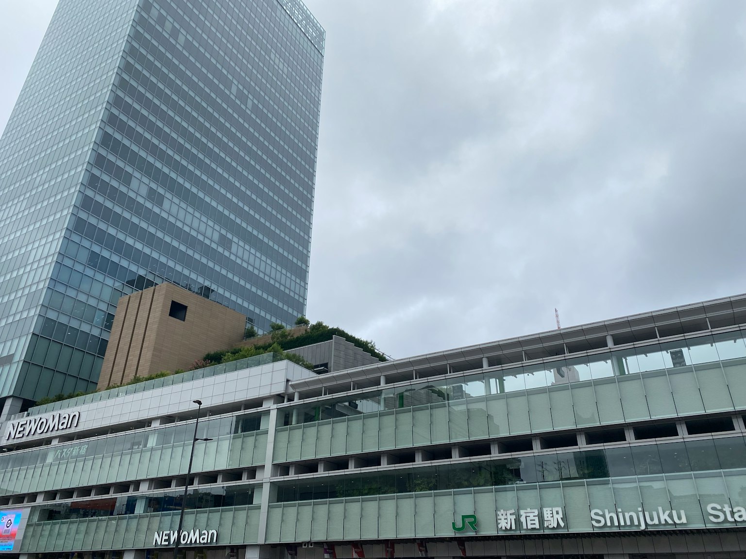 新宿站的現代建築在陰雲下