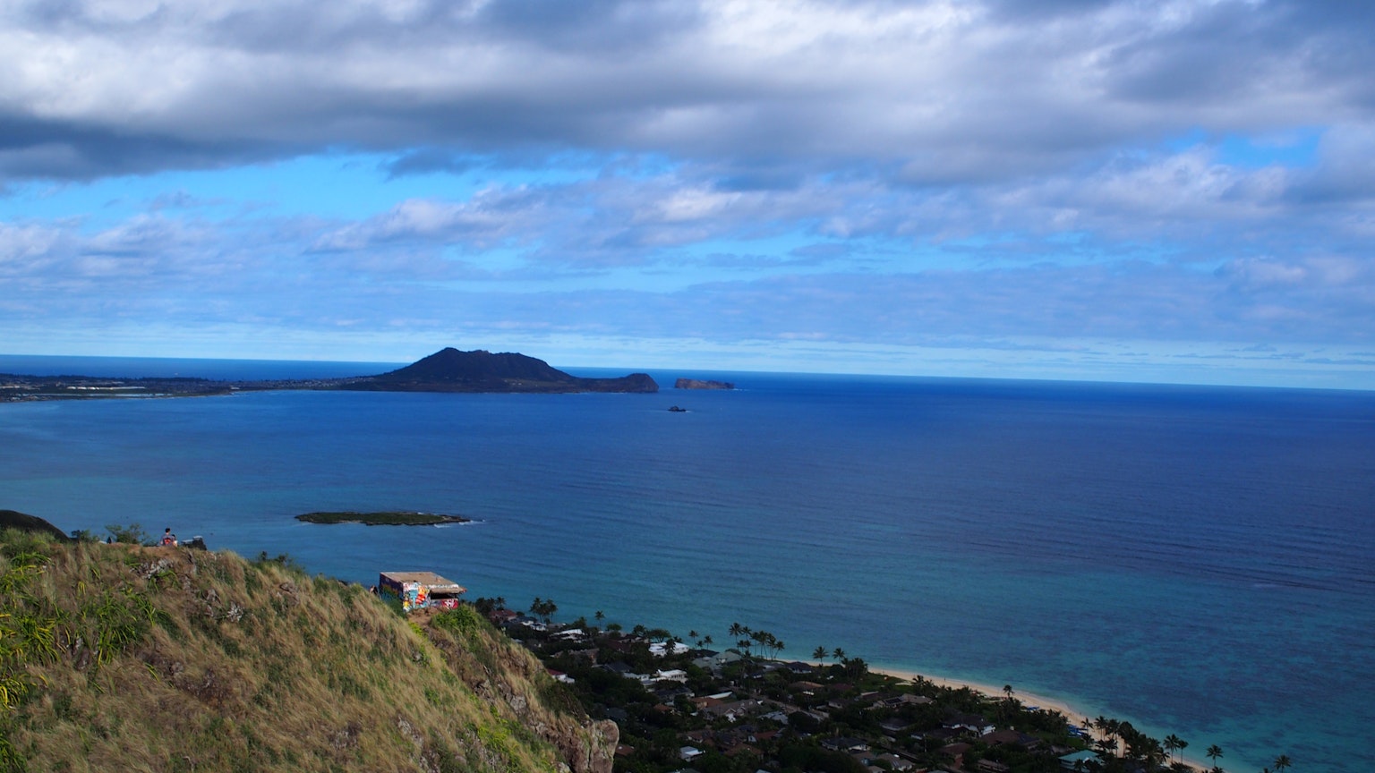 Vue panoramique de l'océan bleu et du ciel avec Diamond Head à Hawaï