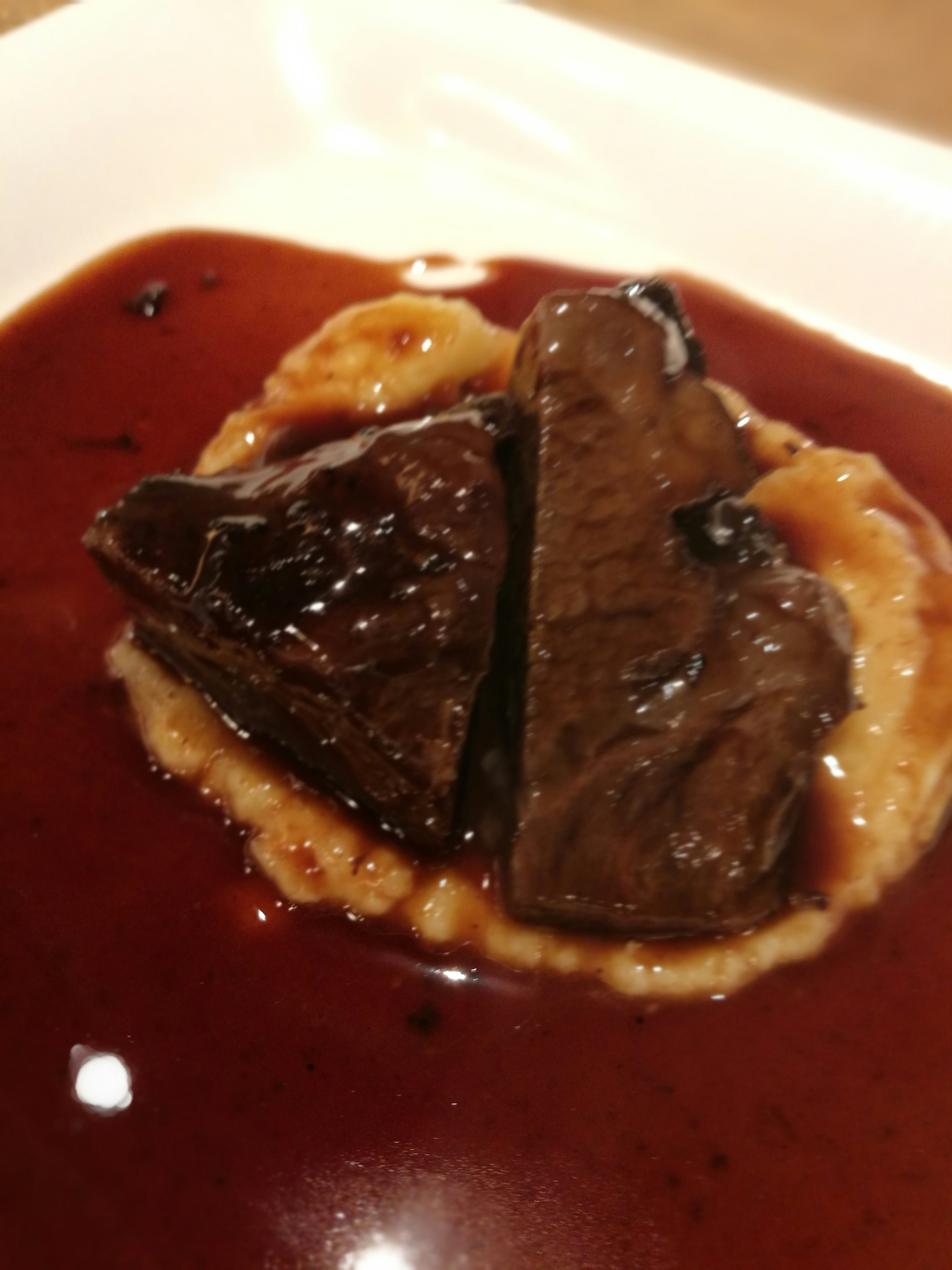 红色酱汁里的肉菜特写