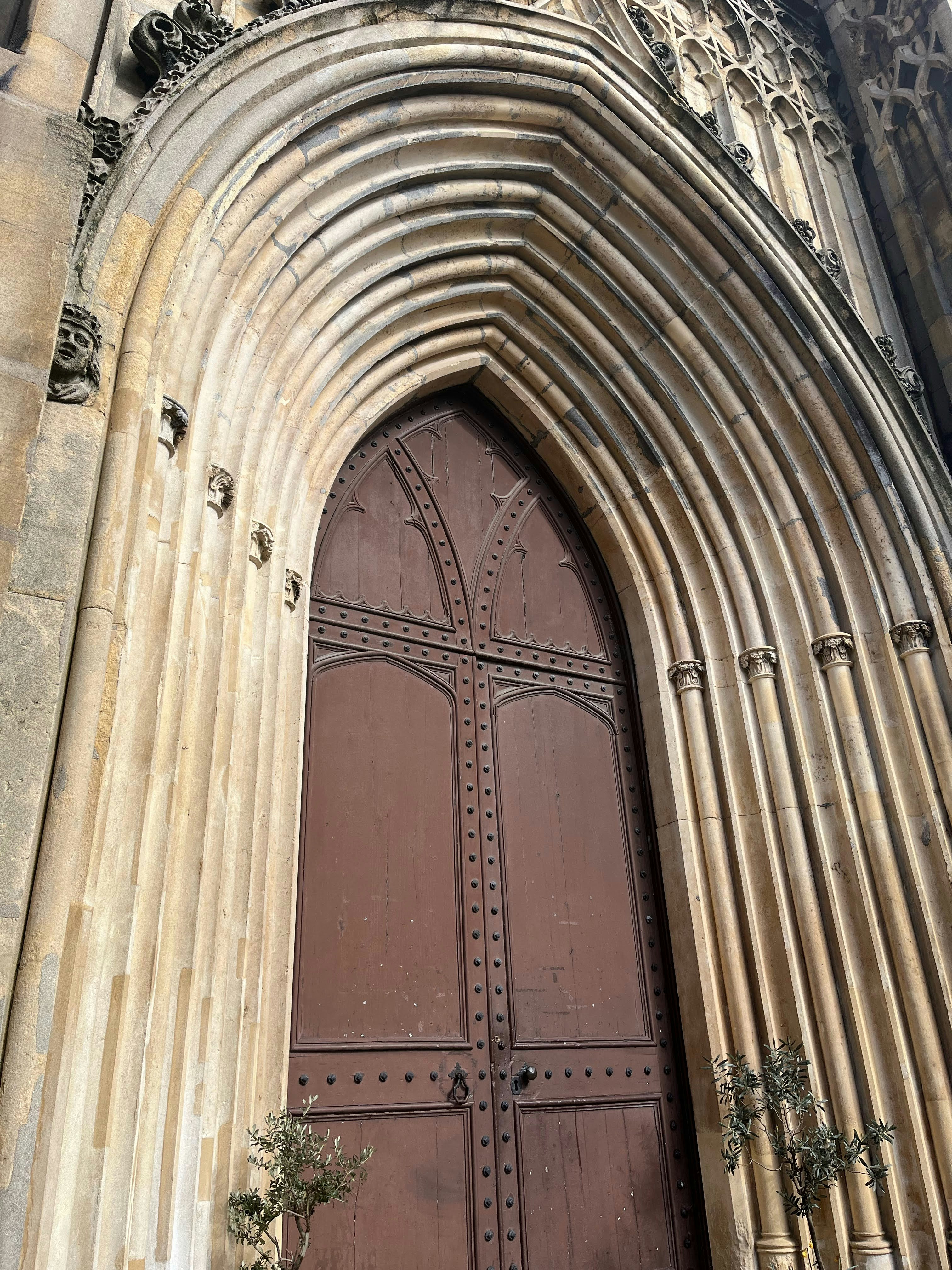 Détail architectural d’une porte voûtée en pierre en Europe