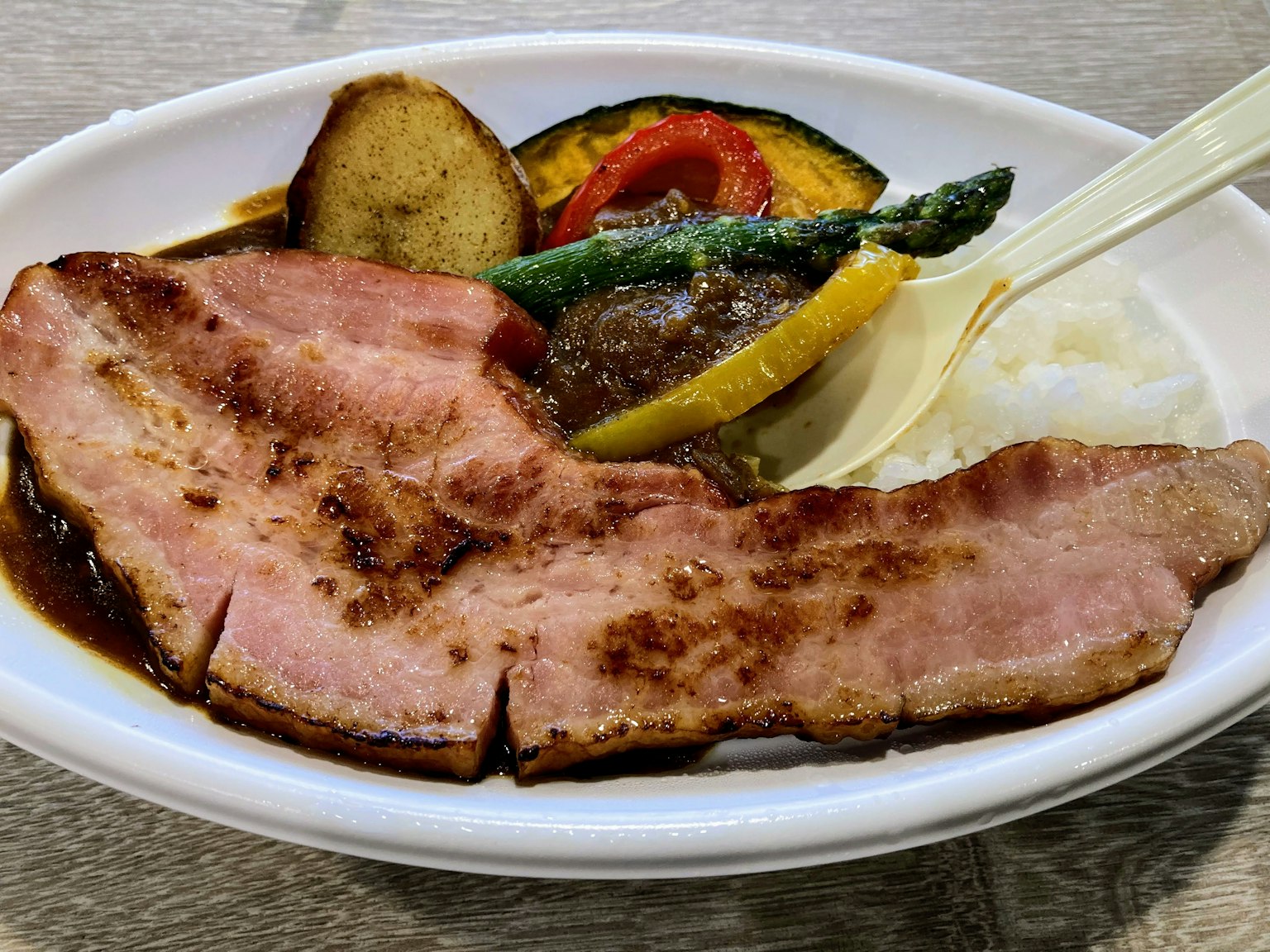 Porc grillé avec légumes assortis